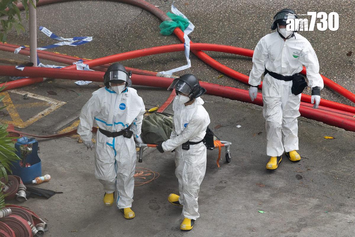 警方災難遇害者辨認組(DVIU)人員今日再進入火場搜索,有隊員抬走一具遺體。(蘇文傑攝)