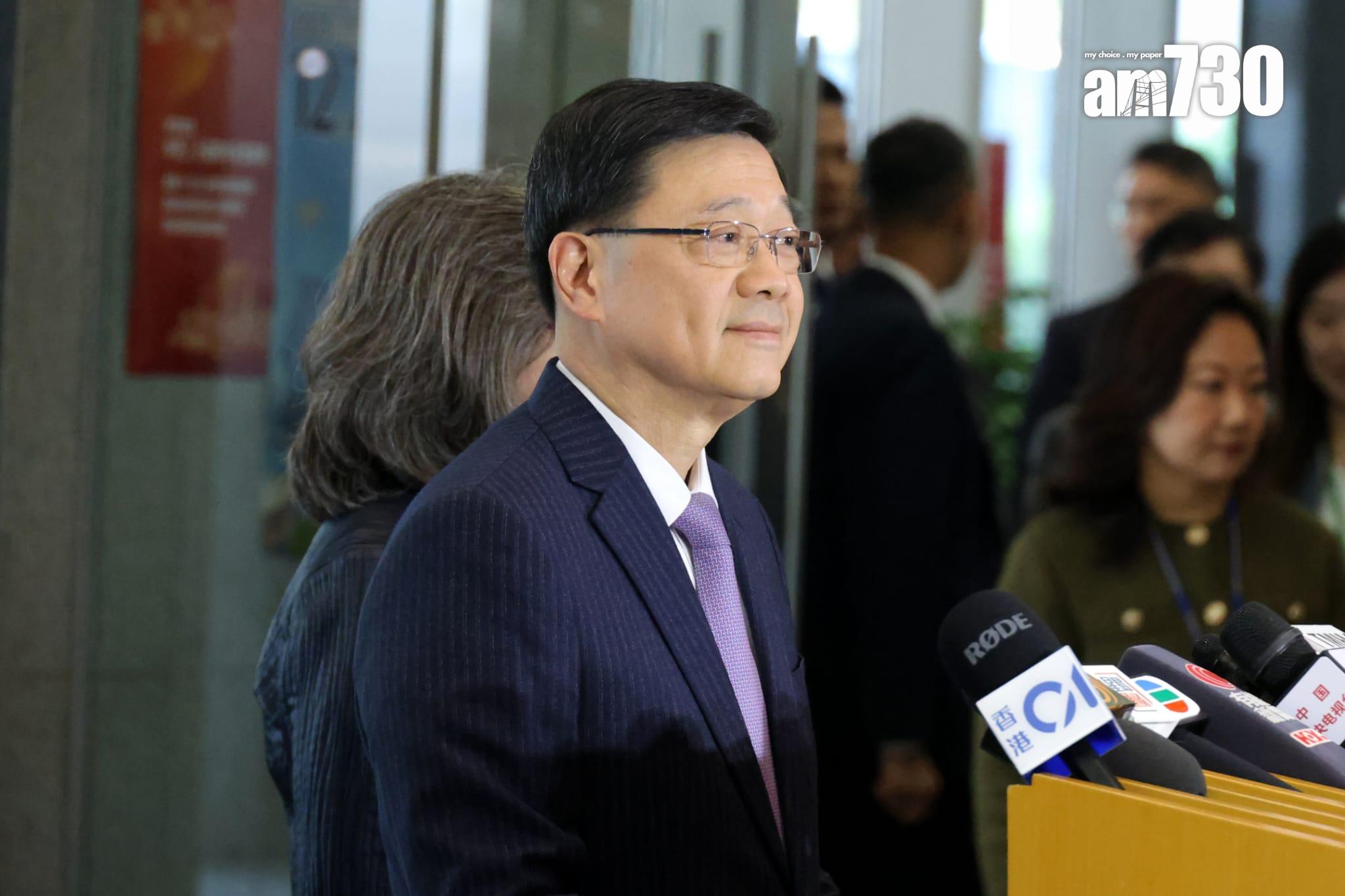 特區政府早上舉行首場四中全會精神宣講會,行政長官李家超見傳媒。(林俊源攝)