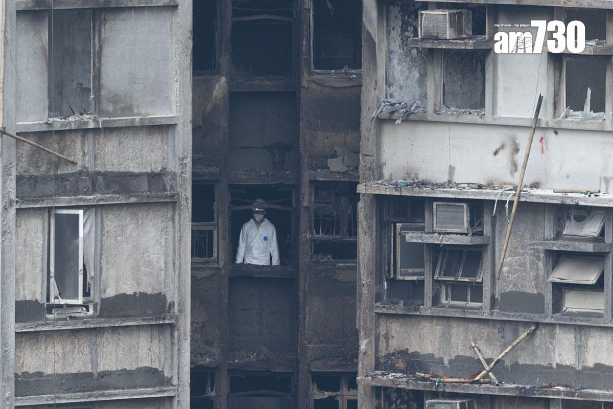 警方災難遇害者辨認組(DVIU)人員今日再進入火場搜索。(蘇文傑攝)