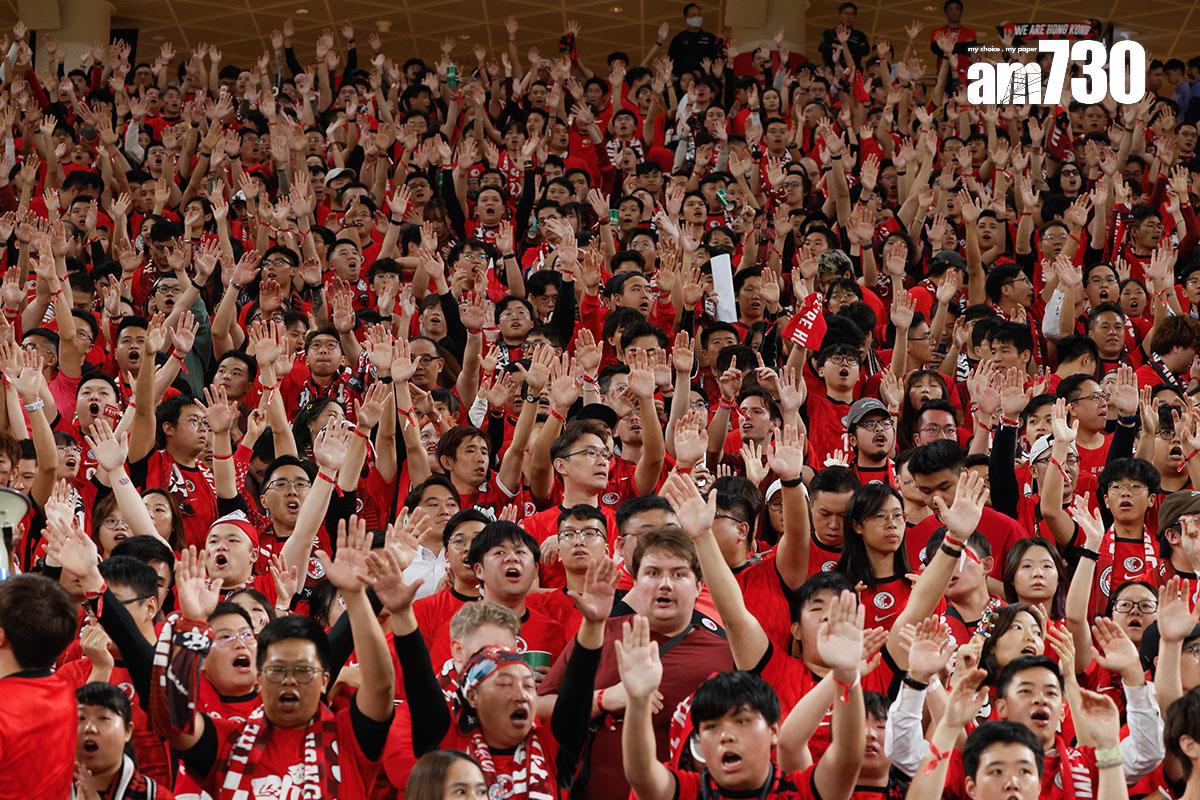 港隊在啟德體育園迎戰新加坡的賽事,吸引4.7萬名球迷入場支持。(資料圖片/蘇文傑攝)