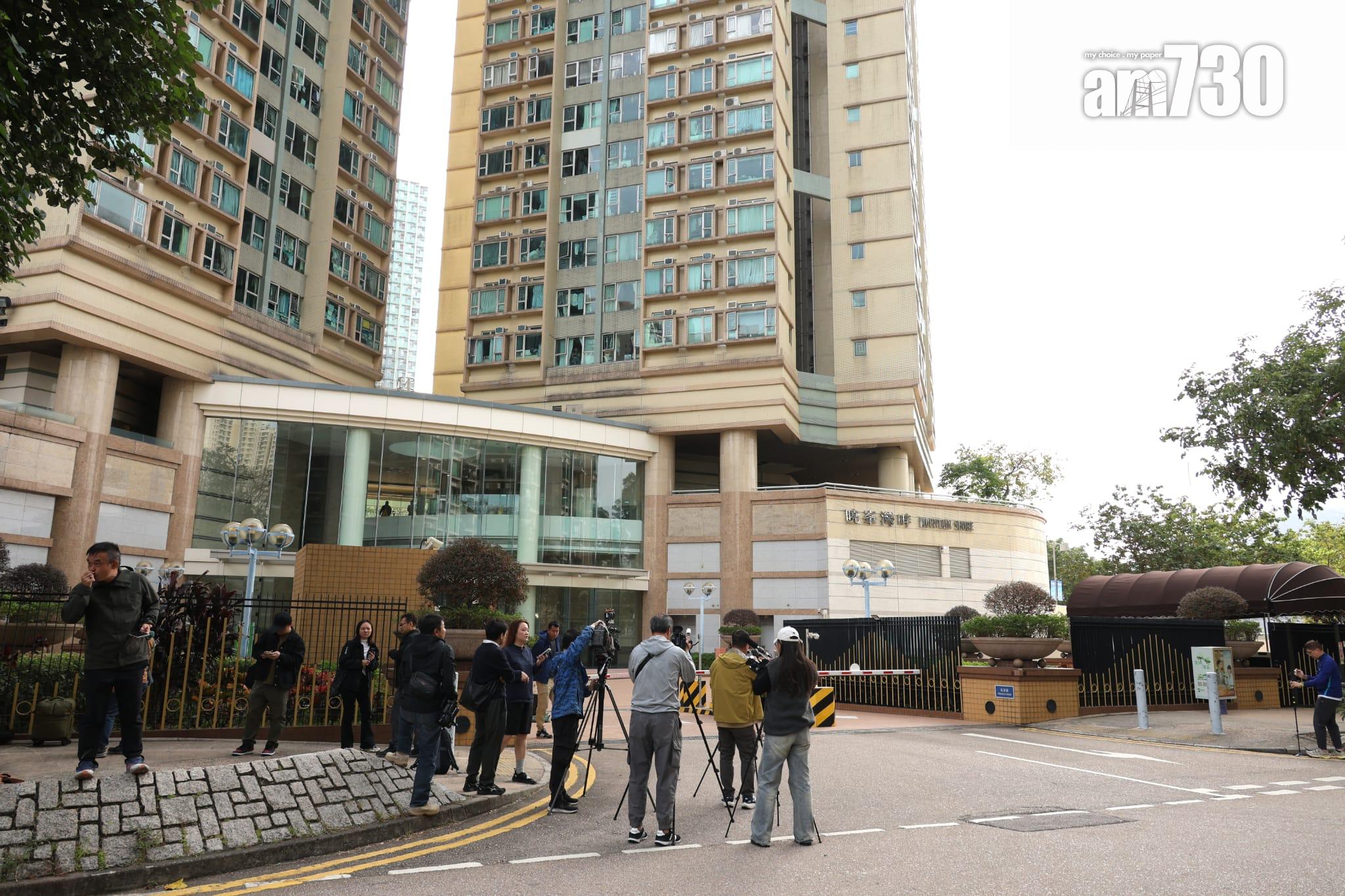 大埔宏福苑五級火|工程公司3負責人涉「誤殺」被捕,其中一人被押返馬鞍山蒐證。(林俊源 攝)