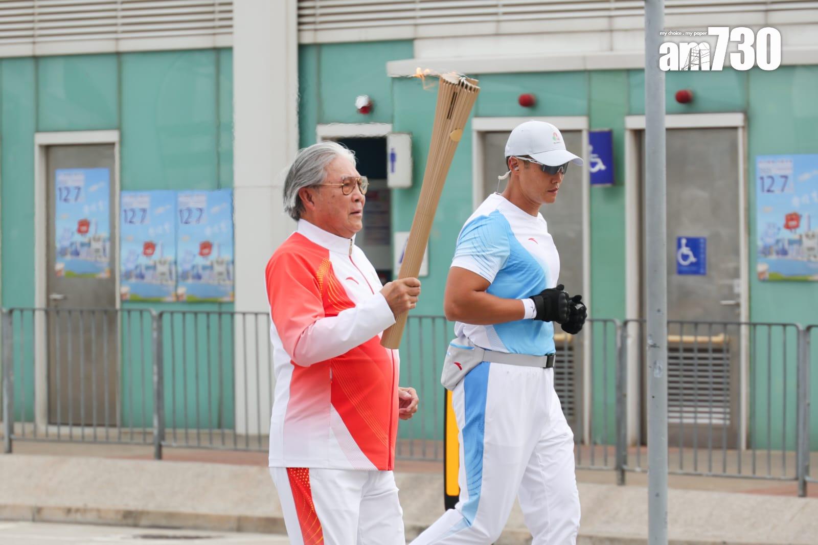 港協暨奧委會會長霍震霆為手炬手之一。(吳康琦攝)