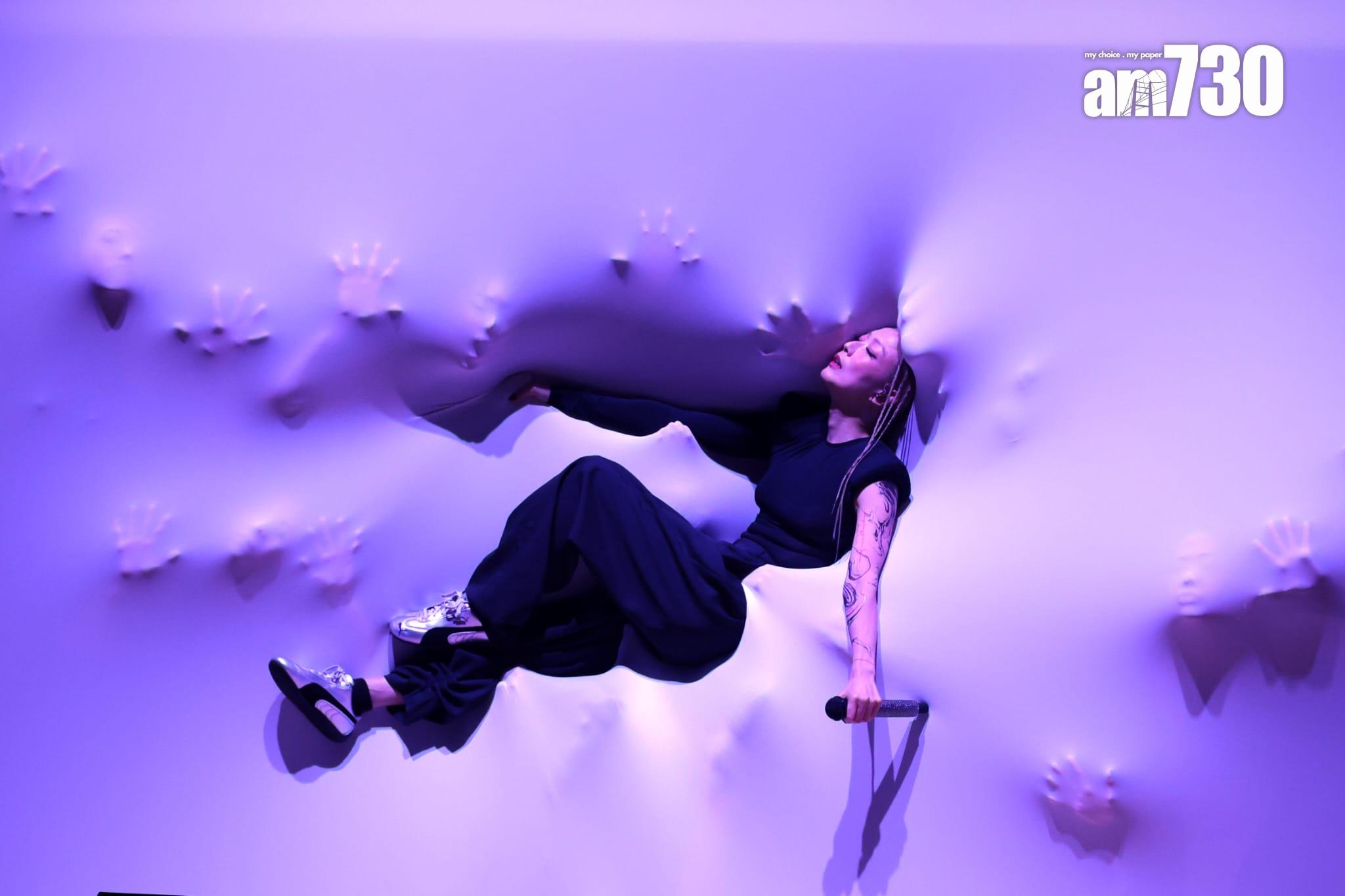 鄭秀文Sammi與張敬軒《Most Wanted 》拉闊音樂會,Sammi唱張敬軒的《浮雕》時,結合形體動作,將自己成為白布上的浮雕。(林俊源攝)