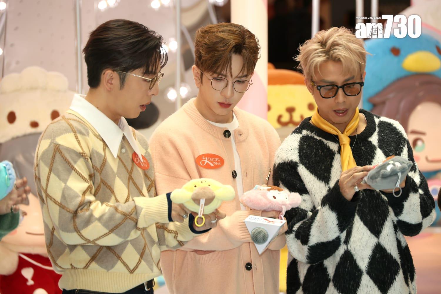 Edan、Anson Lo和AK投入地玩弄手上的卡通公仔。(周令知攝)