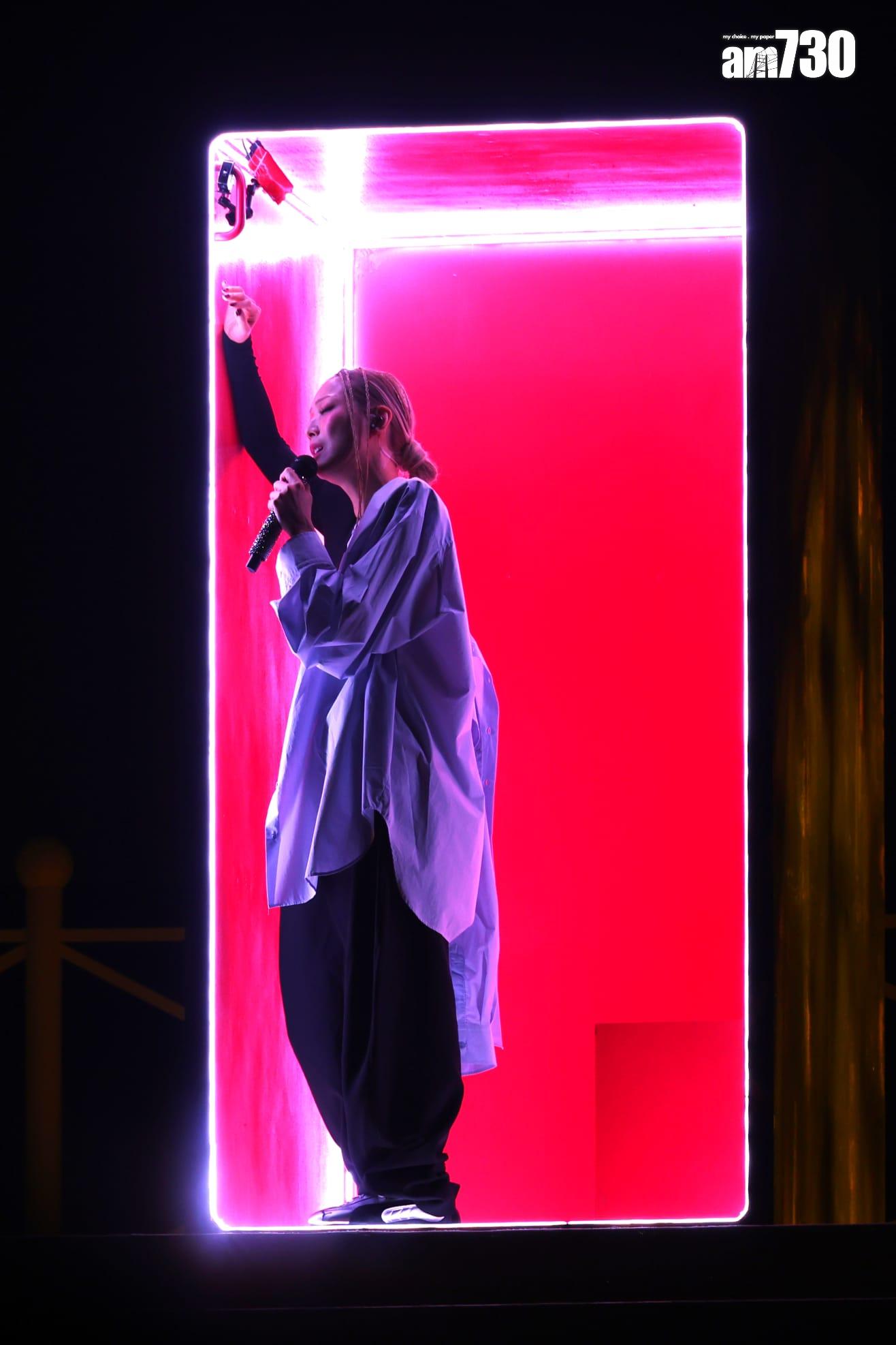 鄭秀文Sammi與張敬軒《Most Wanted 》拉闊音樂會,Sammi隨衣櫃升上舞台張敬軒的《顏色⋯氣味》。(林俊源攝)