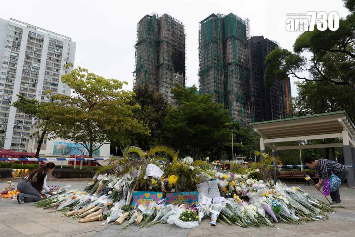 大埔宏福苑五級火發生第五日,繼續有市民到場獻花悼念。(蘇文傑攝)