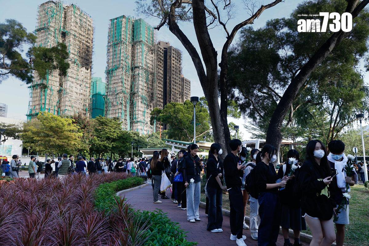 大埔宏福苑五級火發生後,大批市民到場獻花悼念。(資料圖片/蘇文傑攝)