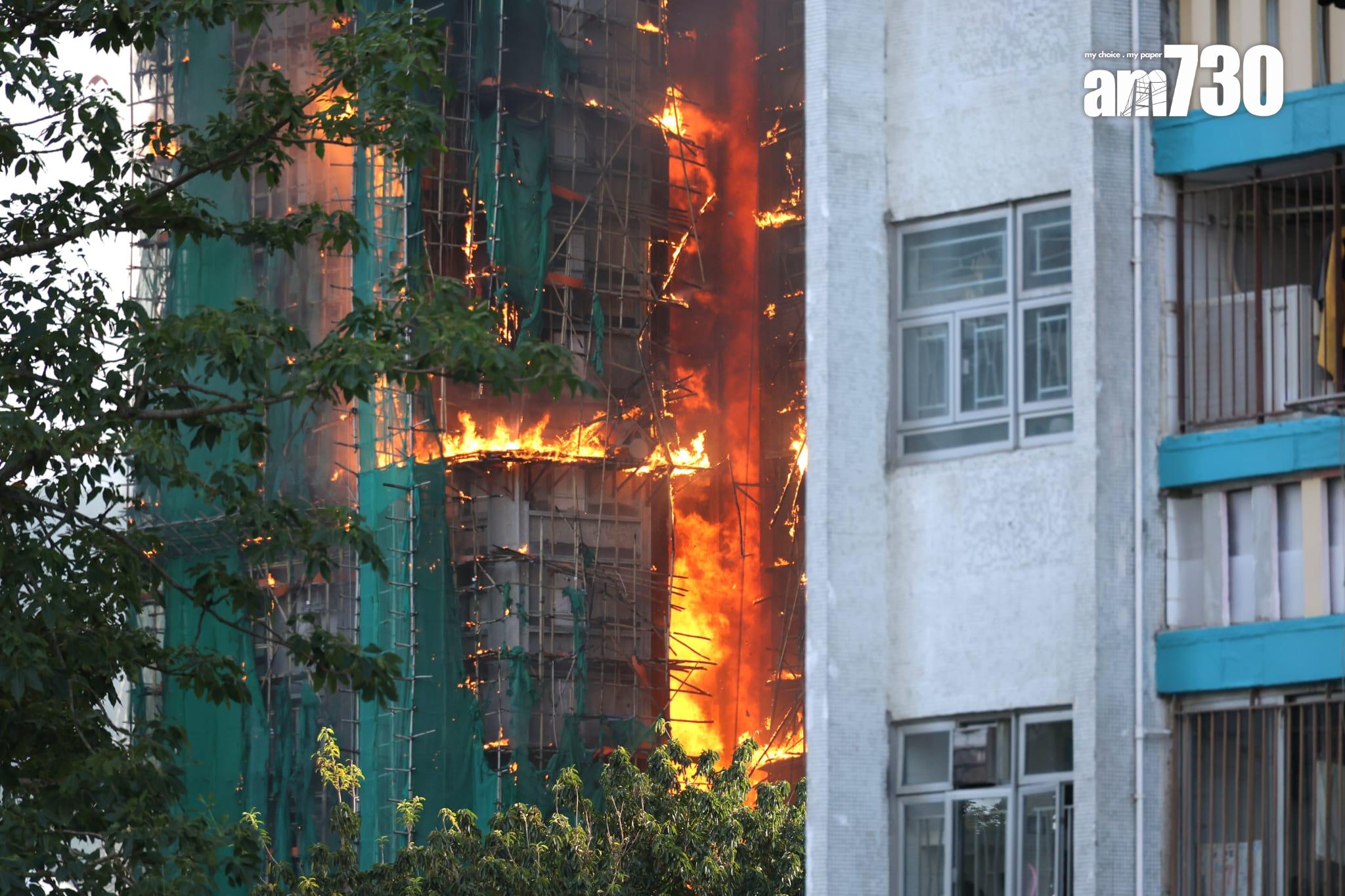 大埔宏福苑宏昌閣外牆棚架起火,消防將火警升為四級。 (林俊源攝)