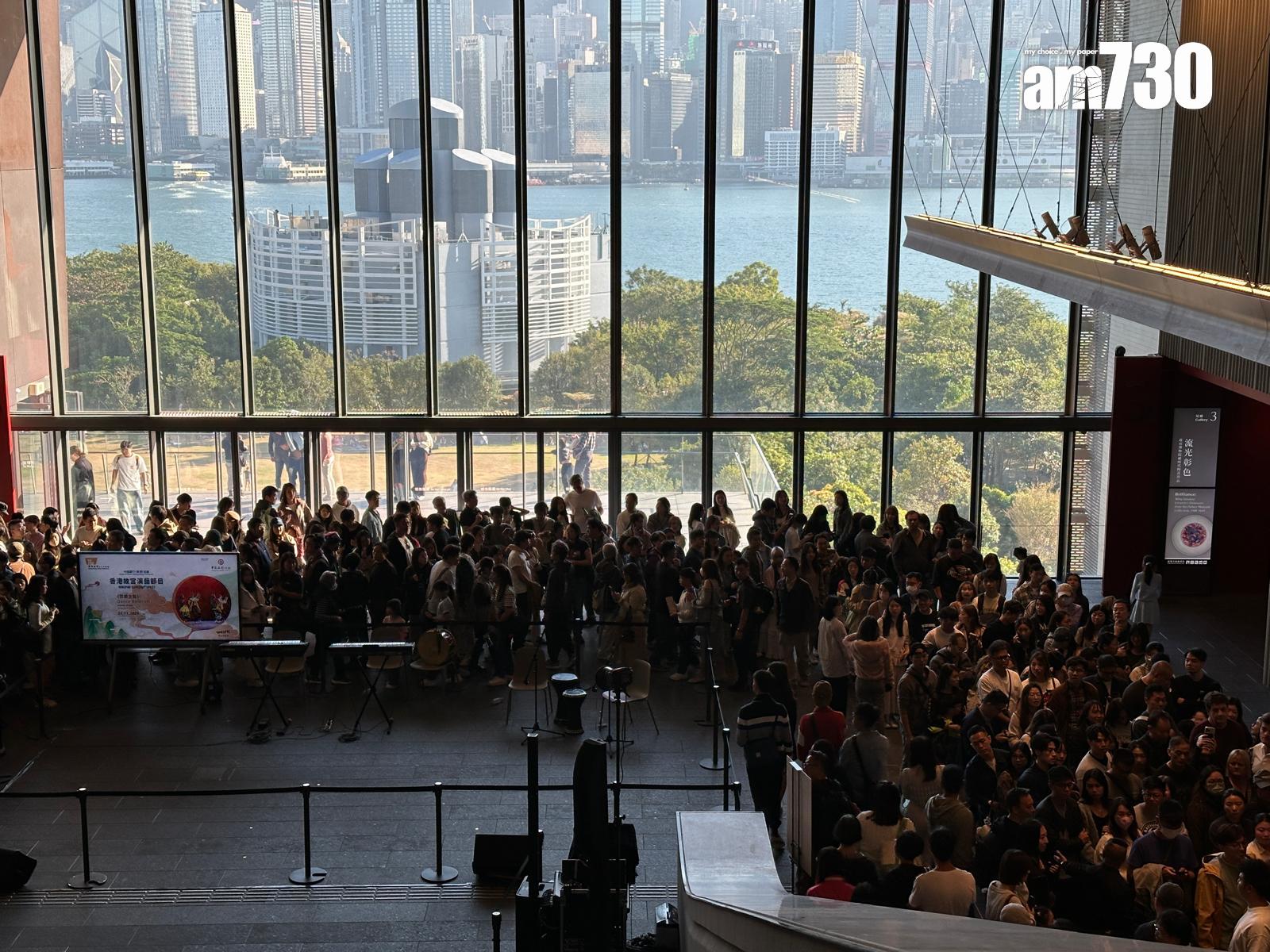 古埃及文明大展首個周末,社交平台有大批網民反映入場人數眾多,每個展館外都排隊最少需時一小時以上,形容場面混亂 (am730記者攝)