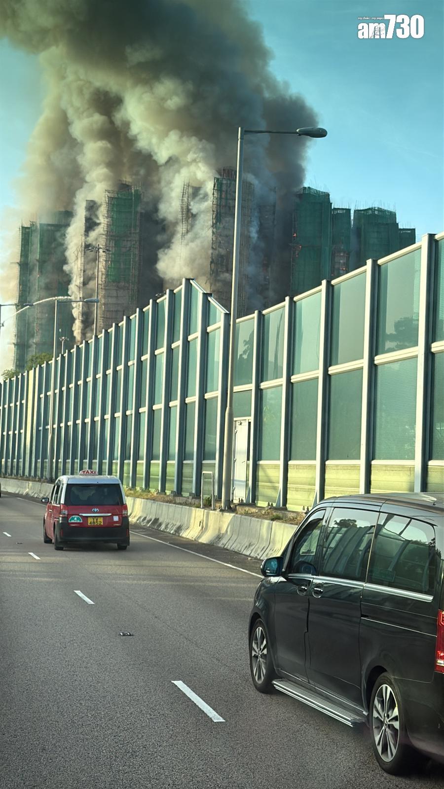 大埔宏福苑宏昌閣外牆棚架起火,消防將火警升為四級。 (讀者提供)