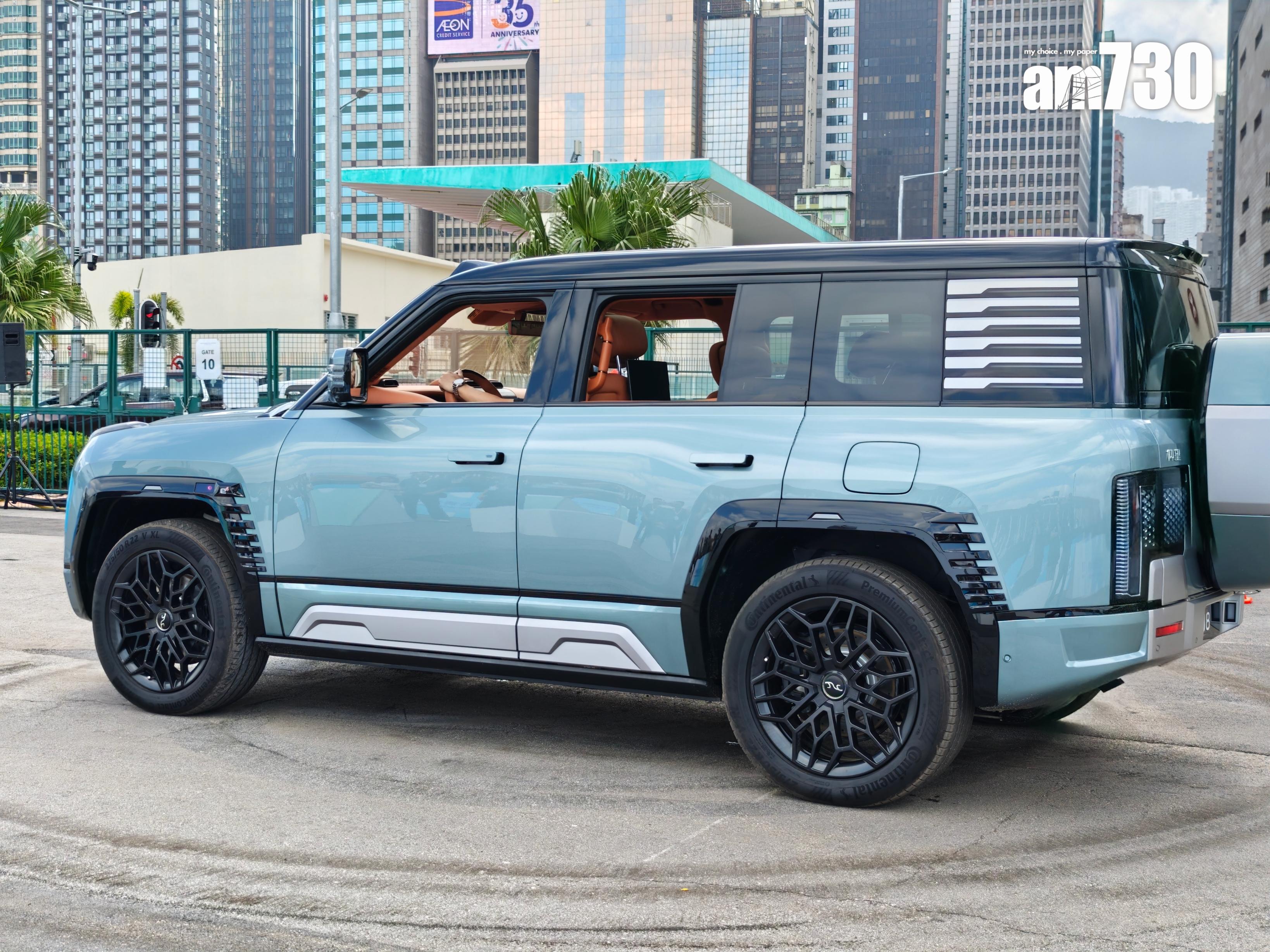 YANGWANG U8原地掉頭可以靠後輪轉向自轉360度。