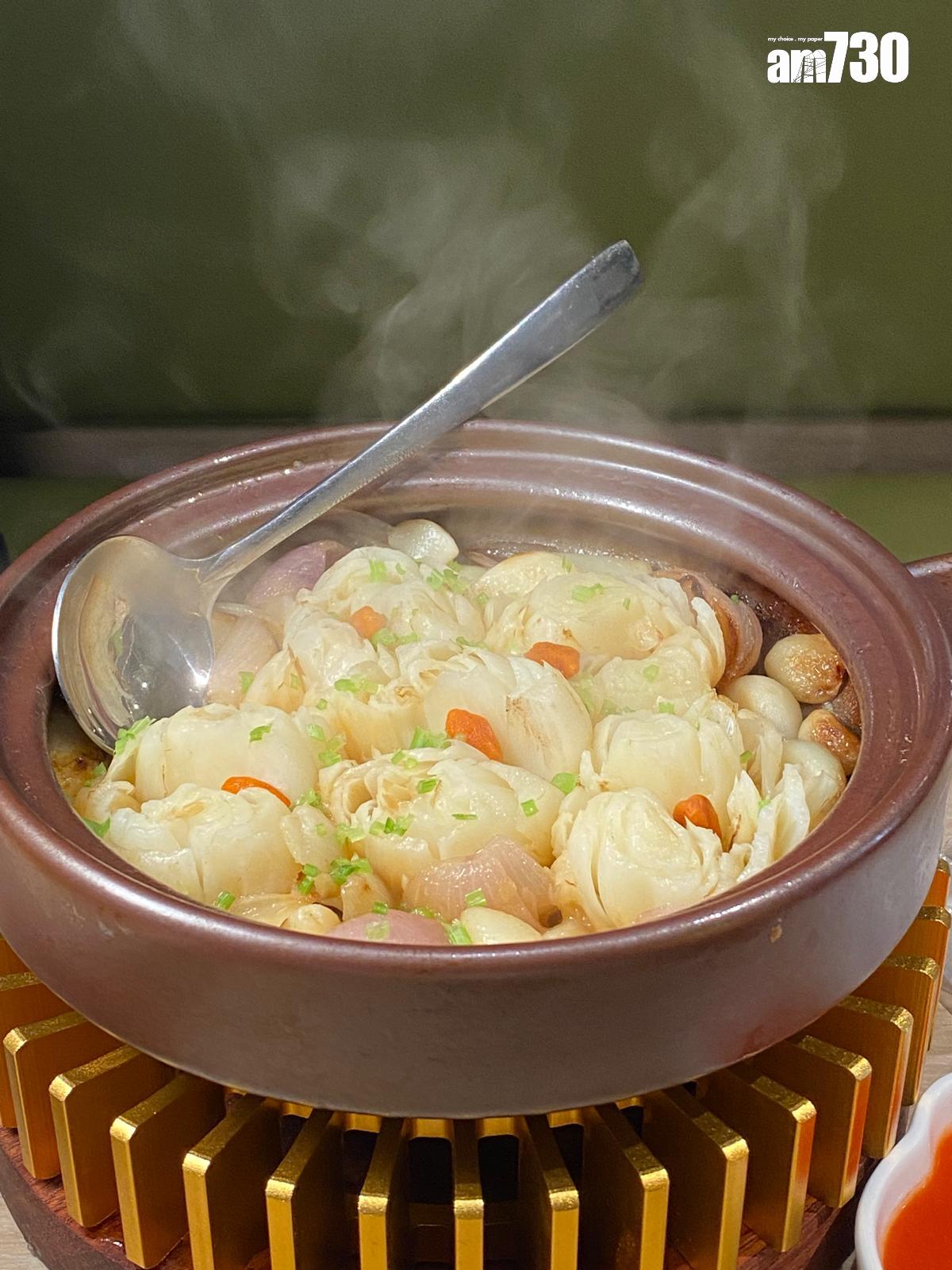 砂鍋焗原隻百合($129/5隻)用火爐加熱,保持熱辣辣。