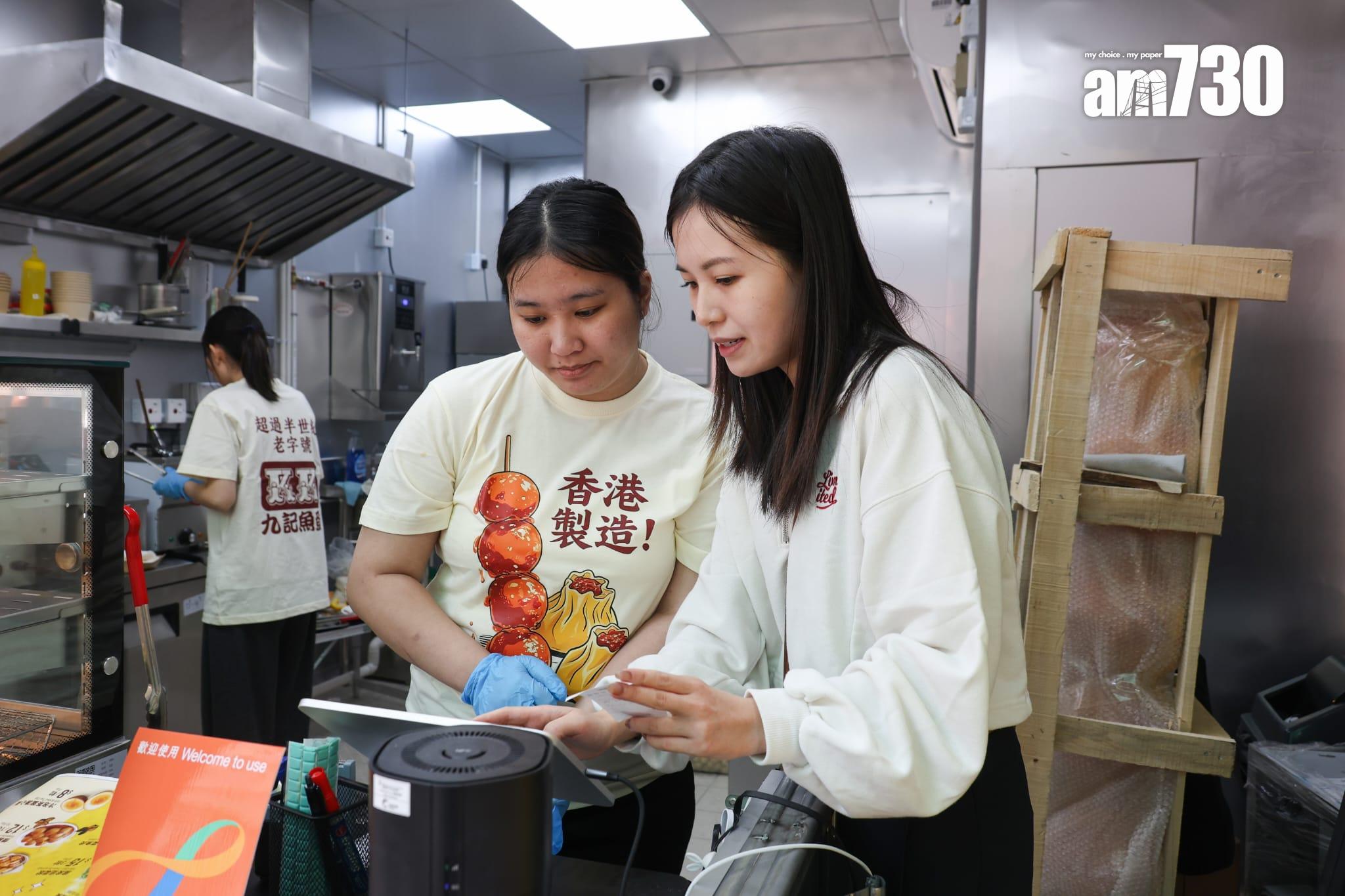 九記食品第二代Anita(右)協助爸爸和媽媽營運小食店。(周令知攝)