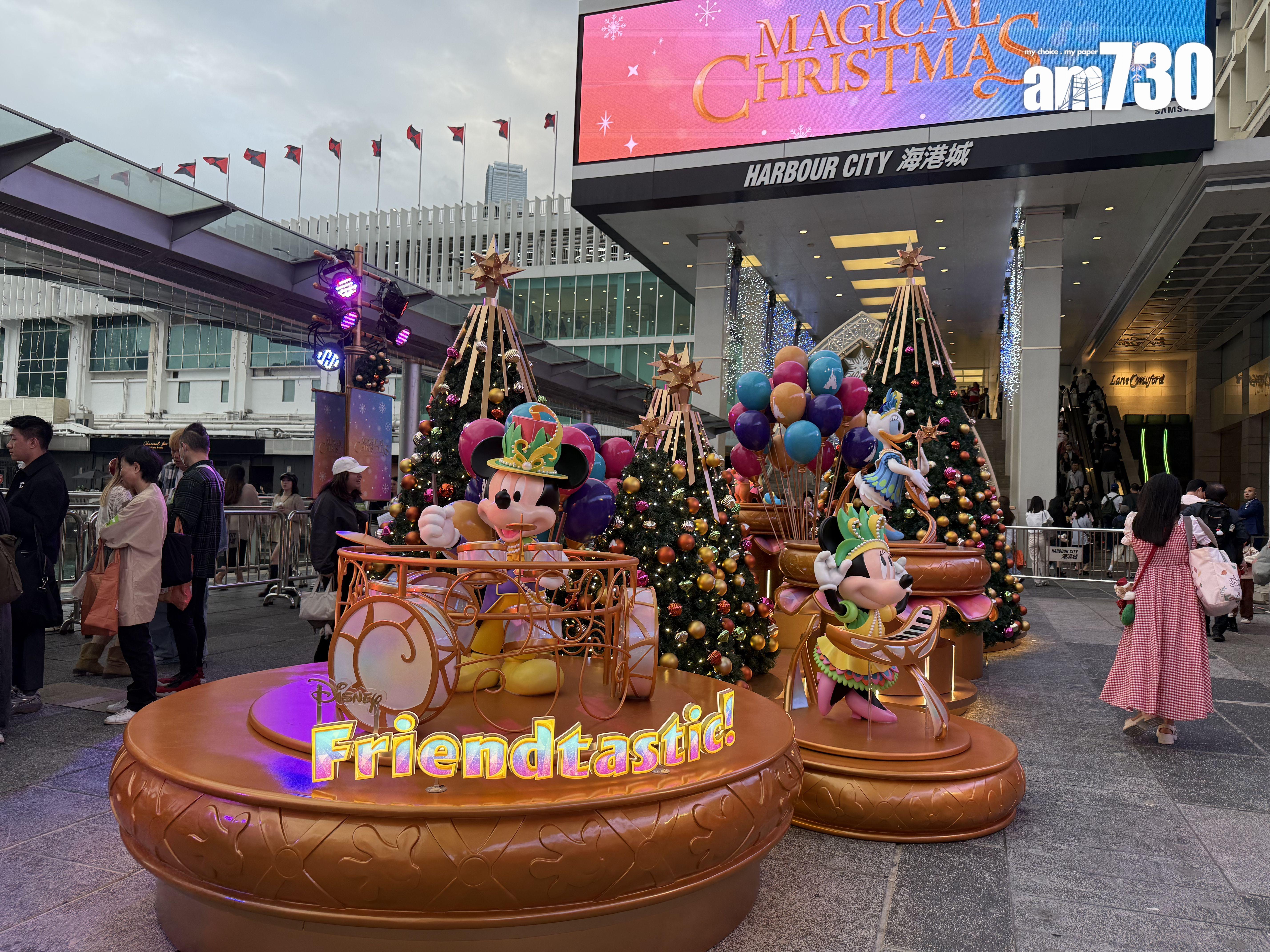 以香港迪士尼巡遊表演中的米奇與好友花車為設計靈感的「迪士尼好友巡遊派對」主題裝置。(本報攝)