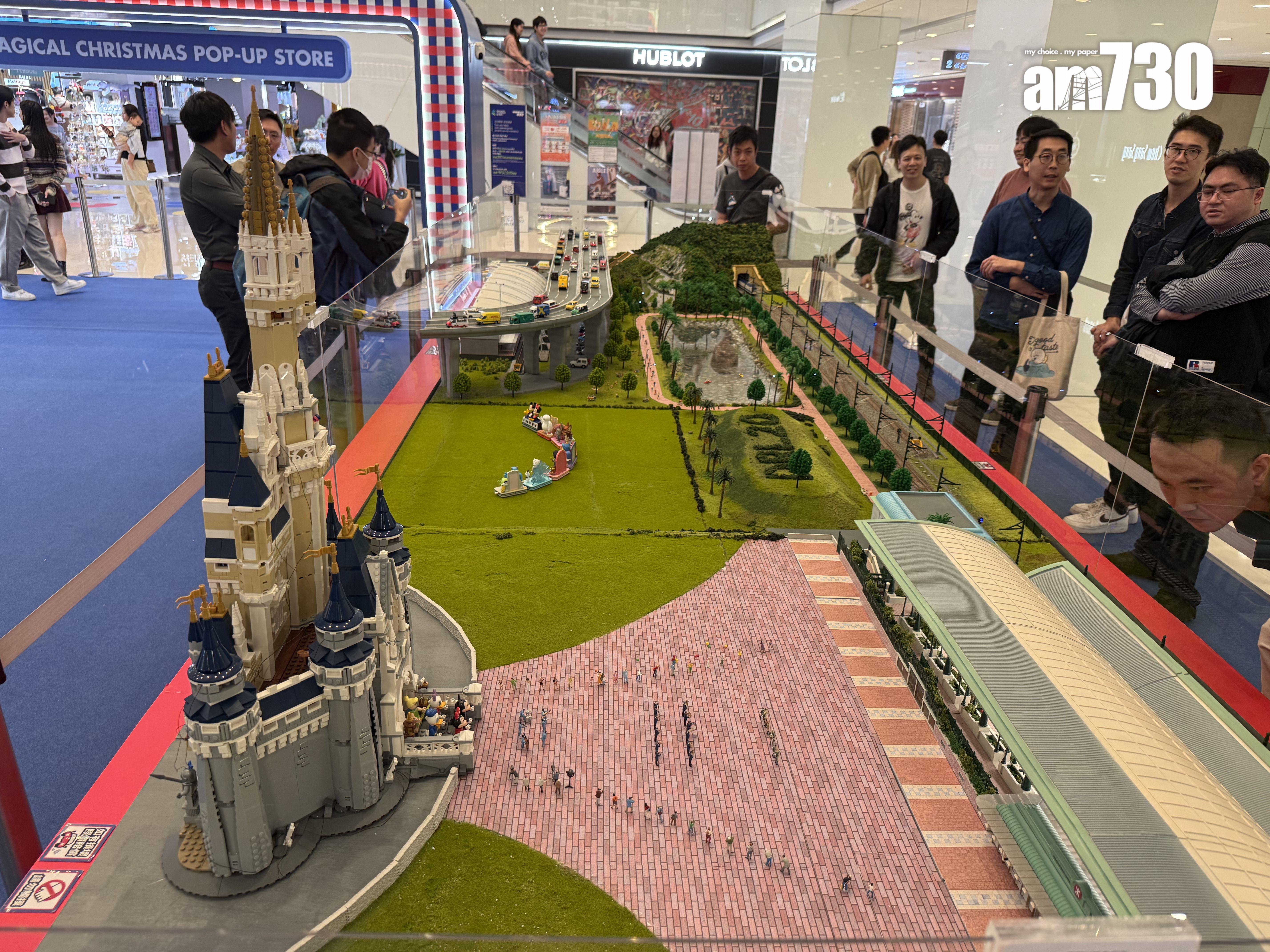 由香港鐵路模型師打造的香港第一個極細緻 1:87 港鐵迪士尼綫場景,神還原車站及迪欣湖場景(本報攝)