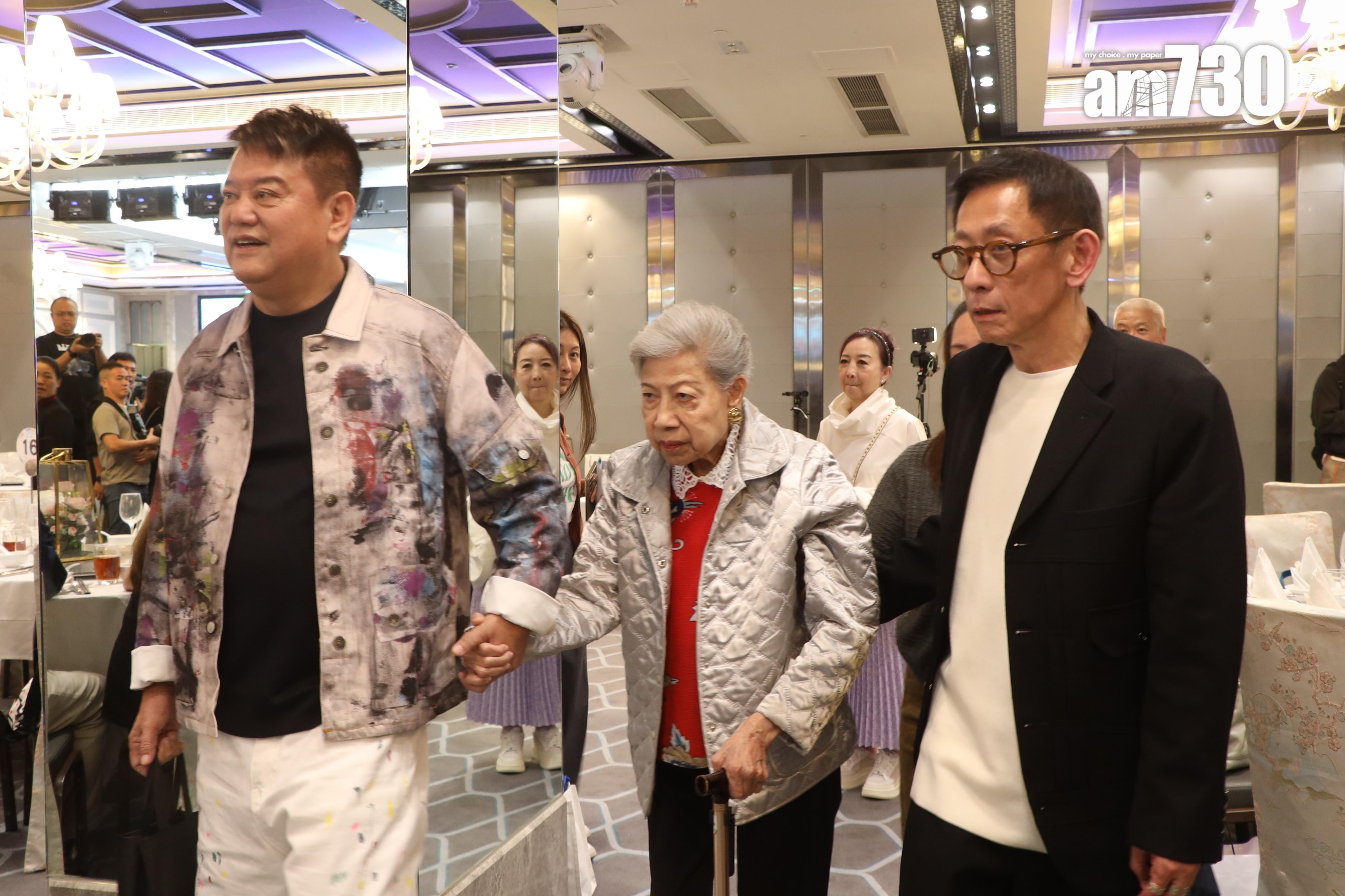 羅蘭由叻哥、連炎輝傍實入場。