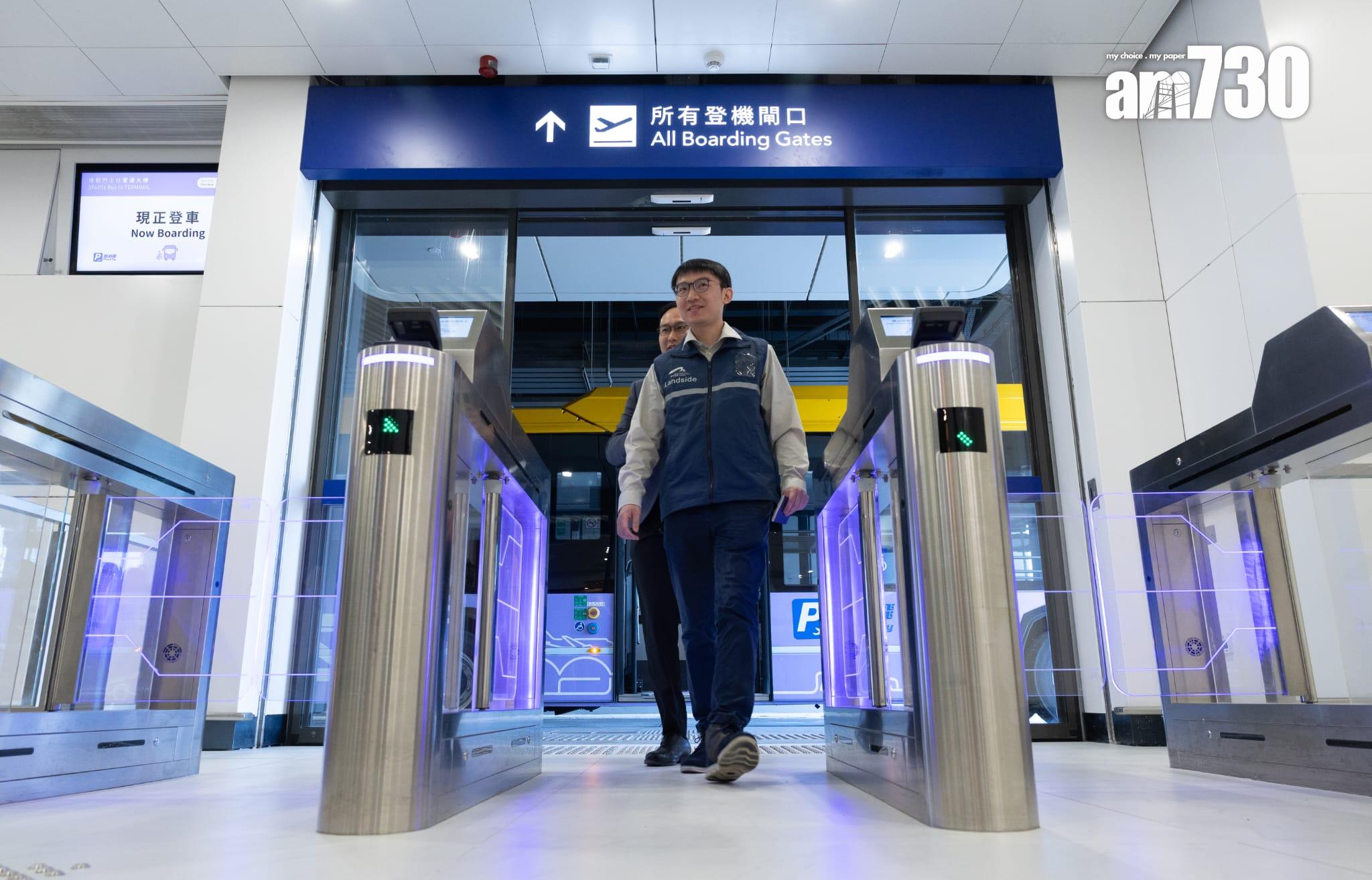 車主和乘客可進入停車場大樓完成手續後,便可轉乘接駁巴士前往前往海天中轉大樓。 (蘇文傑攝)