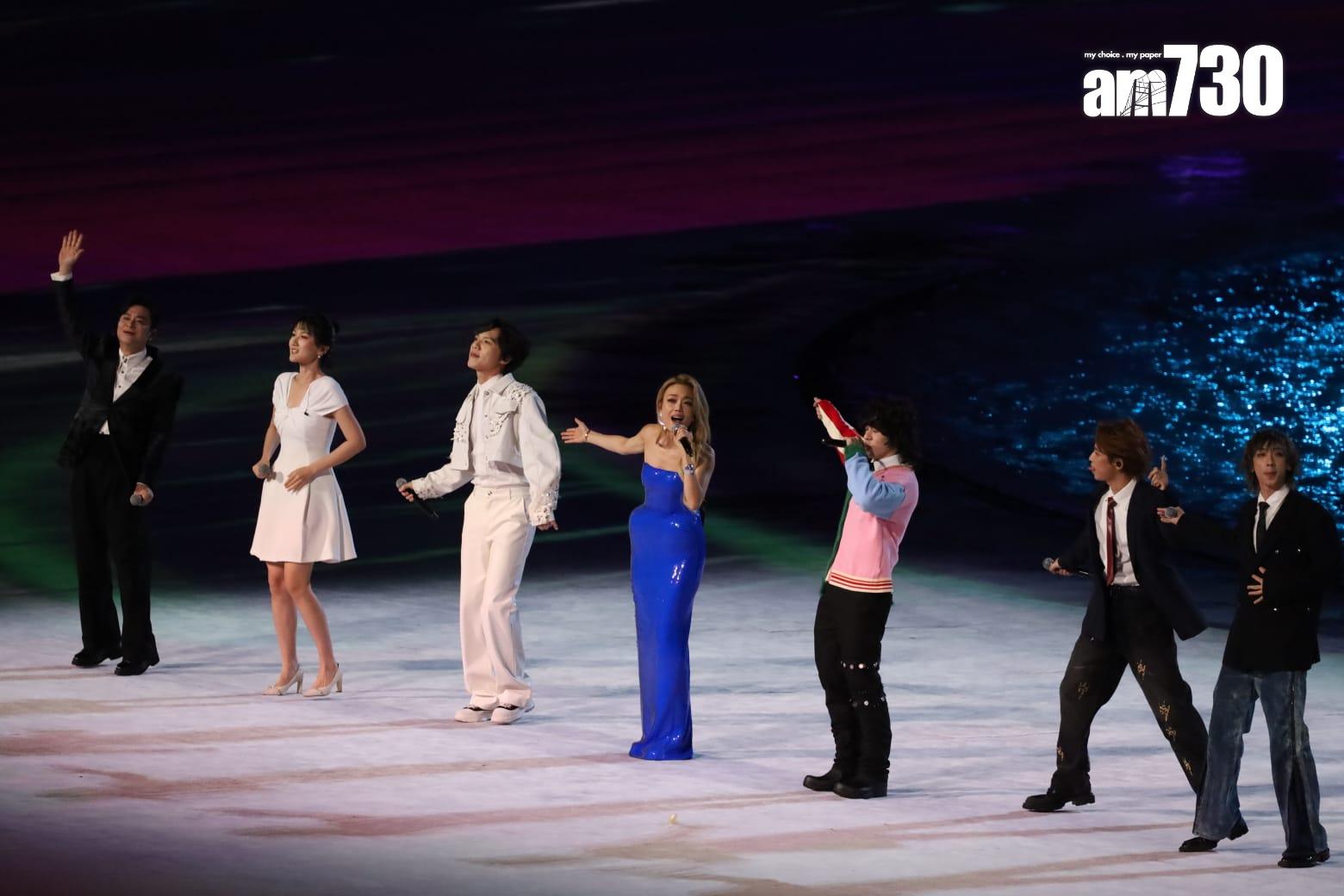 容祖兒、曾比特企中間獻唱。(鍾式明攝)