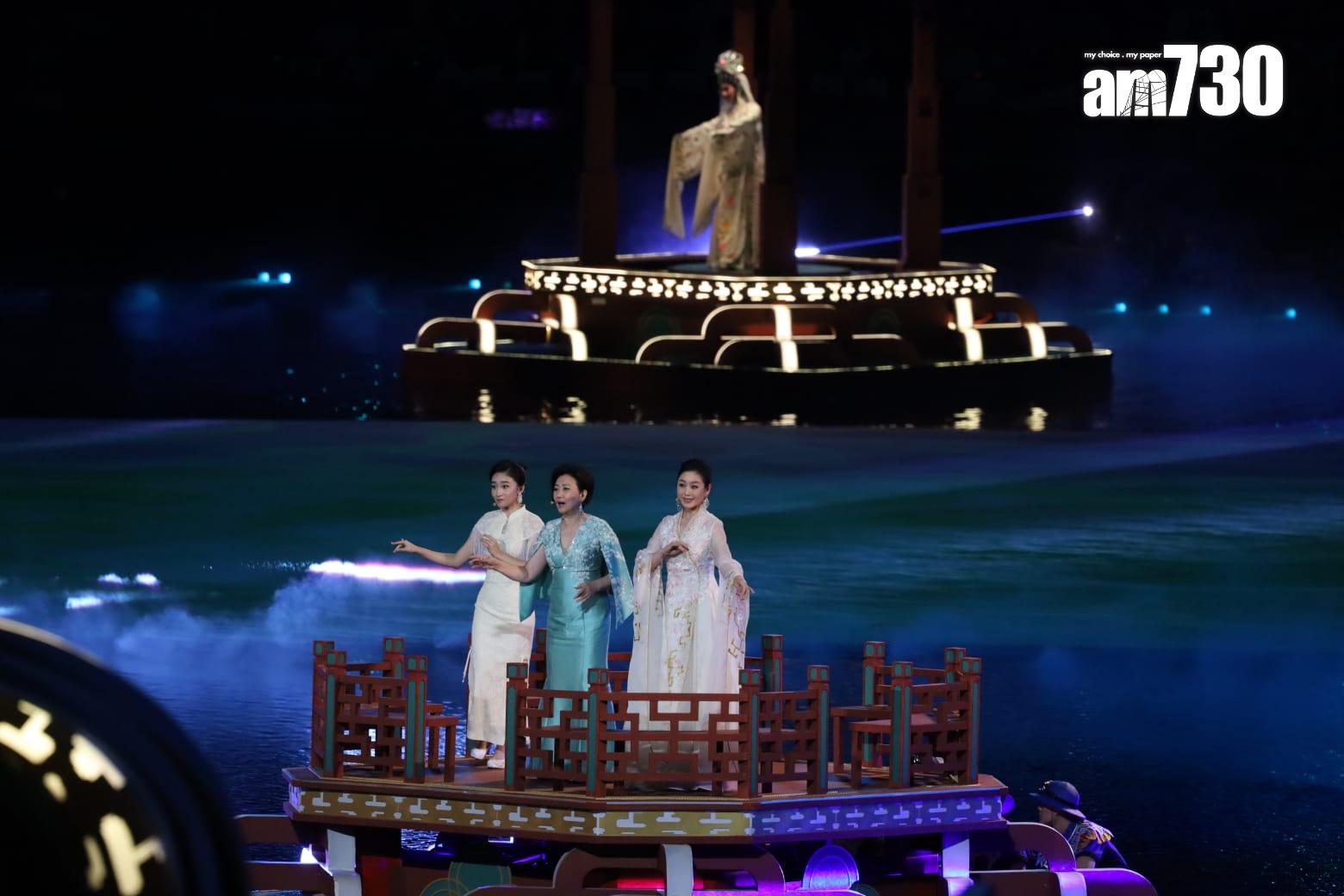 汪明荃身穿湖水綠色的汪阿姐和曾小敏、麥曉柔一同演繹經典曲目。(鍾式明攝)