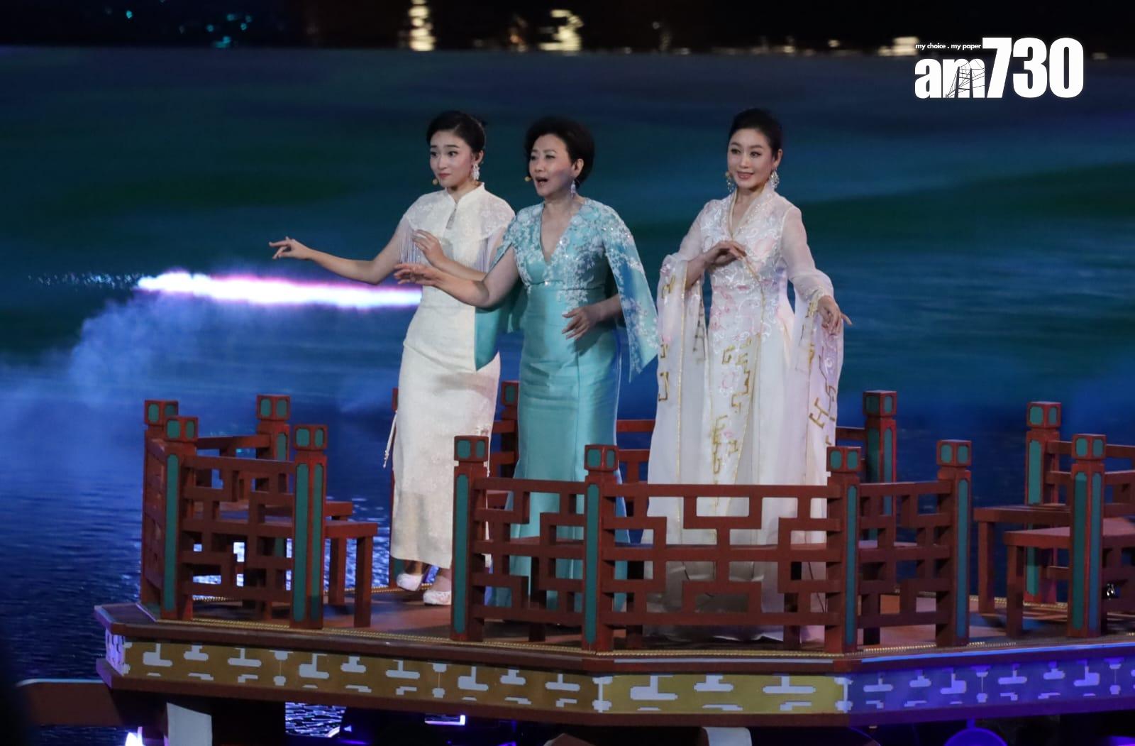 汪明荃身穿湖水綠色的汪阿姐和曾小敏、麥曉柔一同演繹經典曲目。(鍾式明攝)