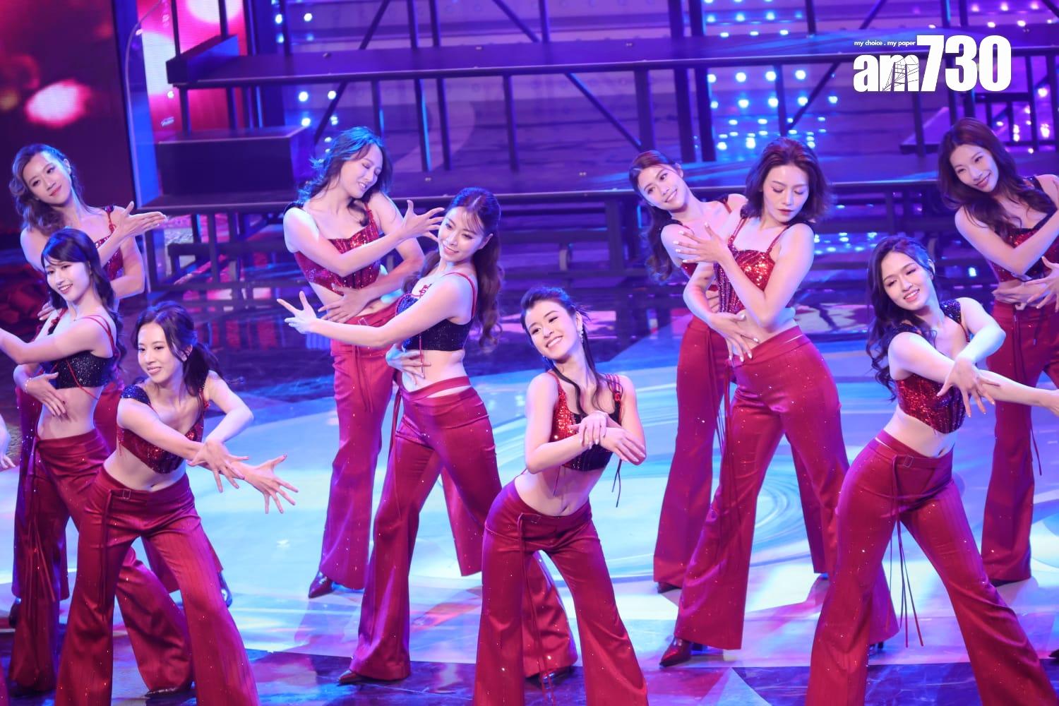 謝天華率一班囡囡為《萬千星輝賀台慶》表演。(吳康琦攝)