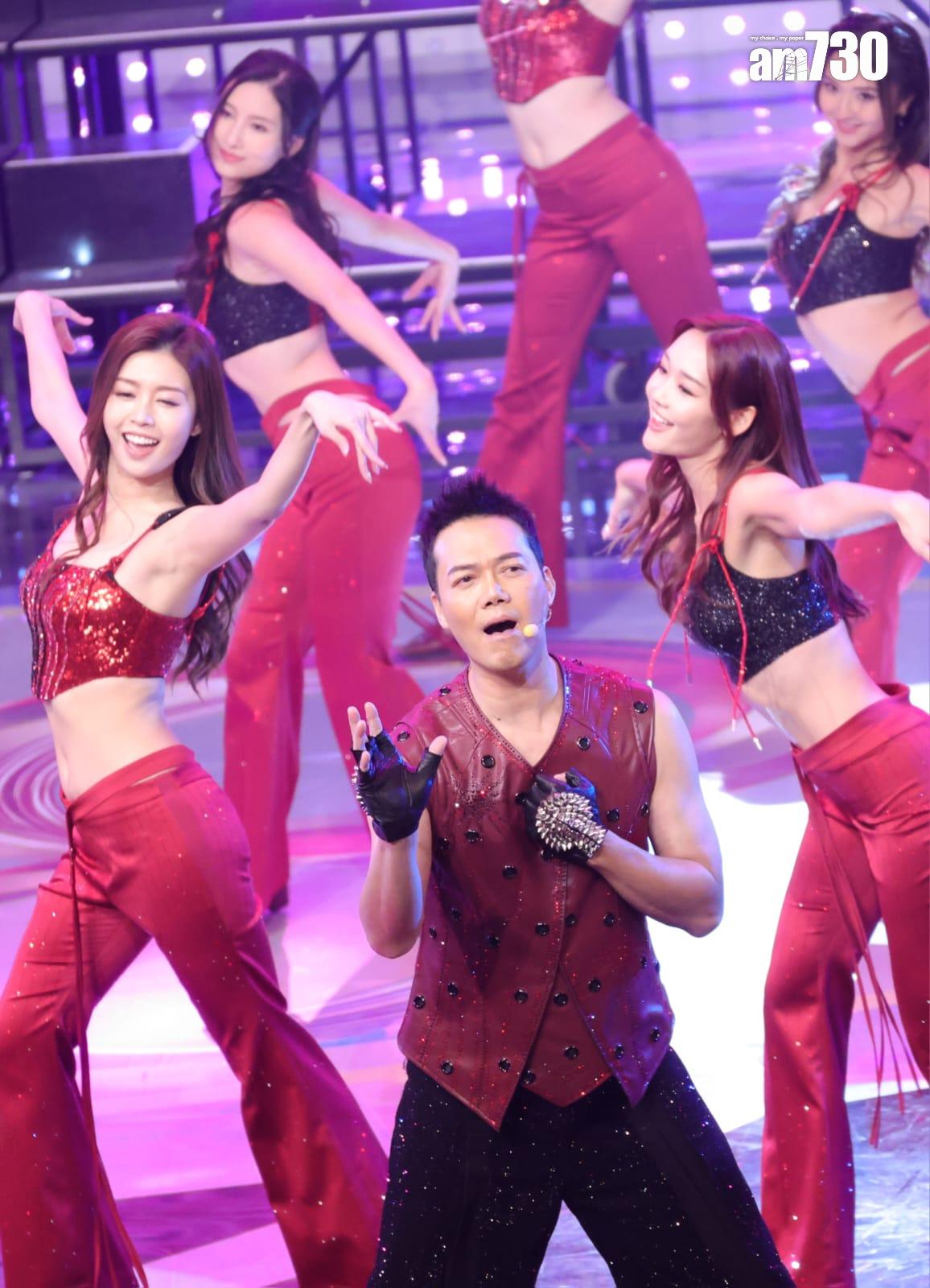 謝天華率一班囡囡為《萬千星輝賀台慶》表演。(吳康琦攝)