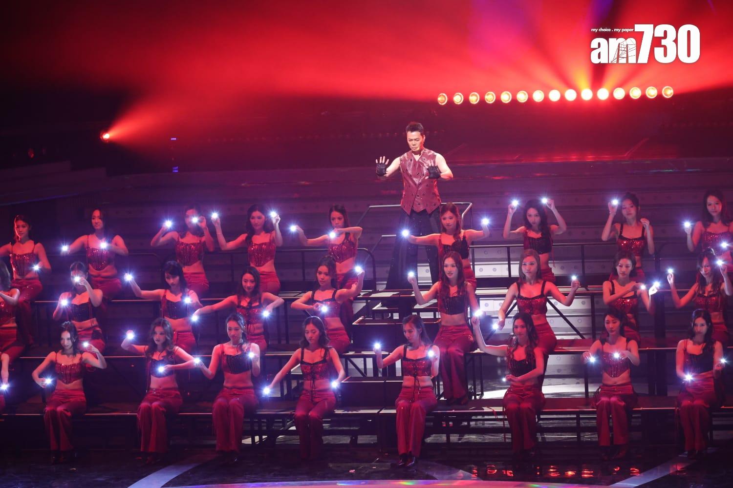 謝天華率一班囡囡為《萬千星輝賀台慶》表演。(吳康琦攝)