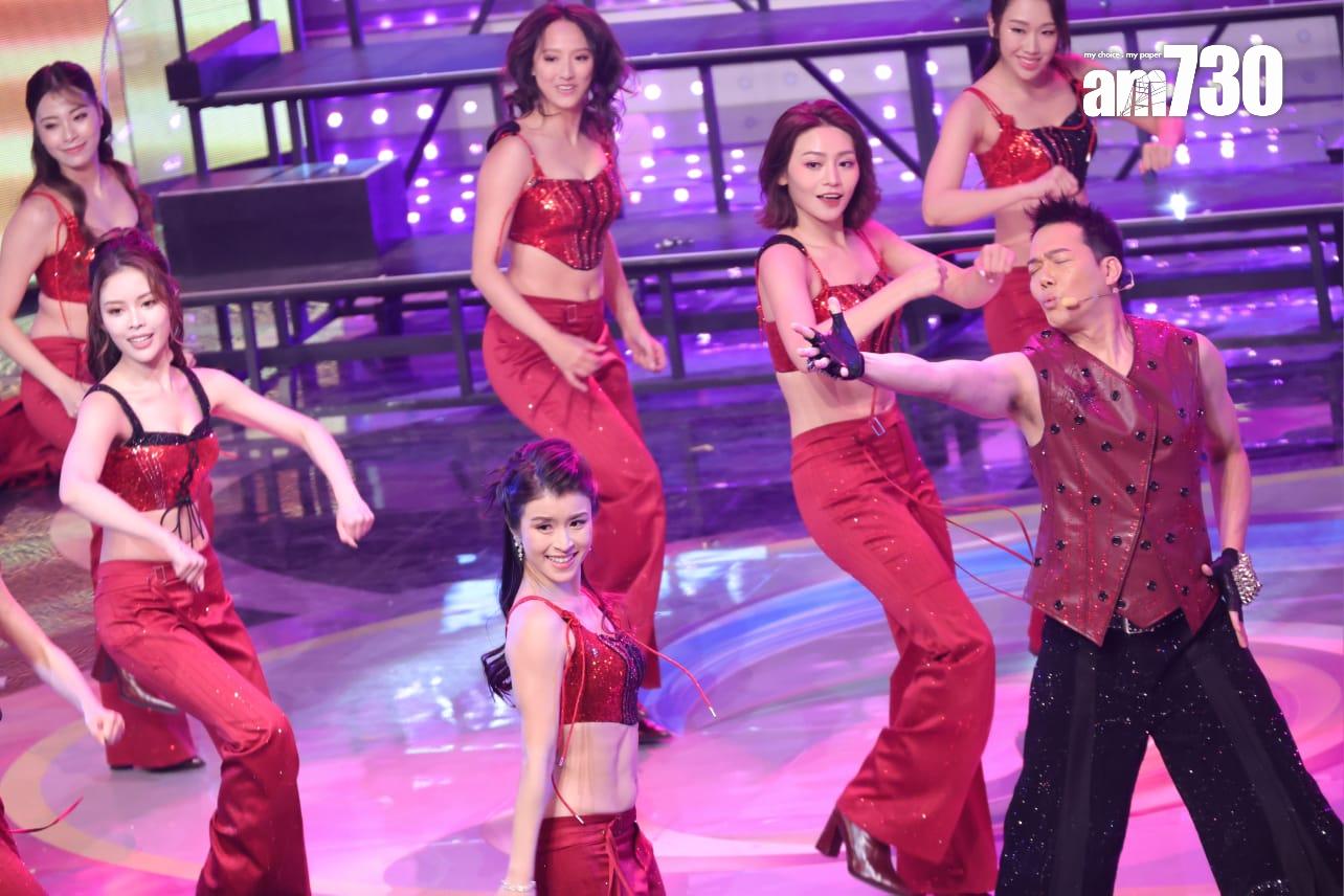 謝天華率一班囡囡為《萬千星輝賀台慶》表演。(吳康琦攝)