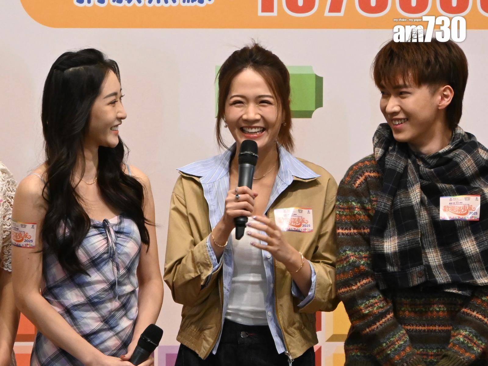 梁敏巧會表演彈琴。