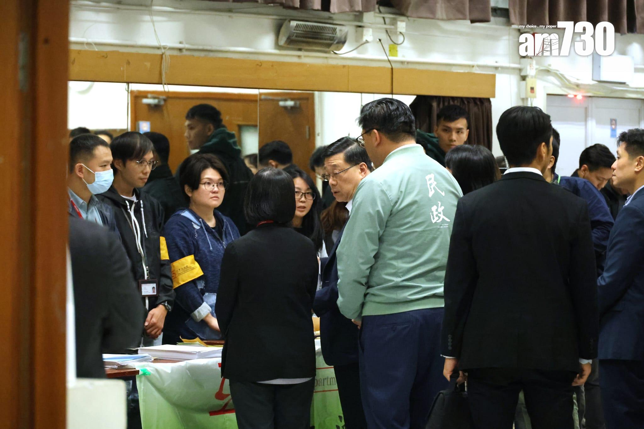 李家超到達大埔社區會堂臨時庇護中心,了解情況。(林俊源攝)