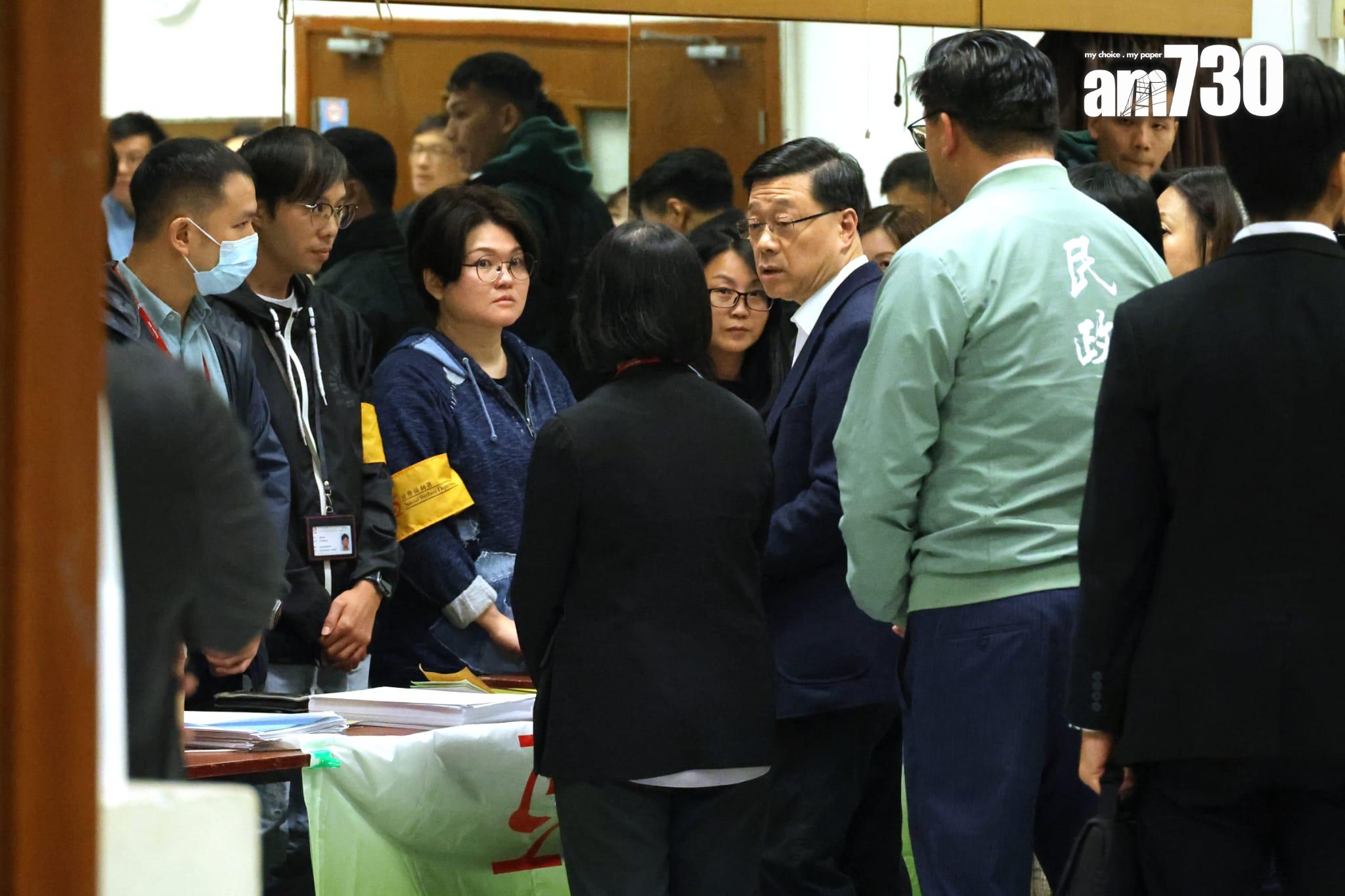 李家超到達大埔社區會堂臨時庇護中心,了解情況。(林俊源攝)