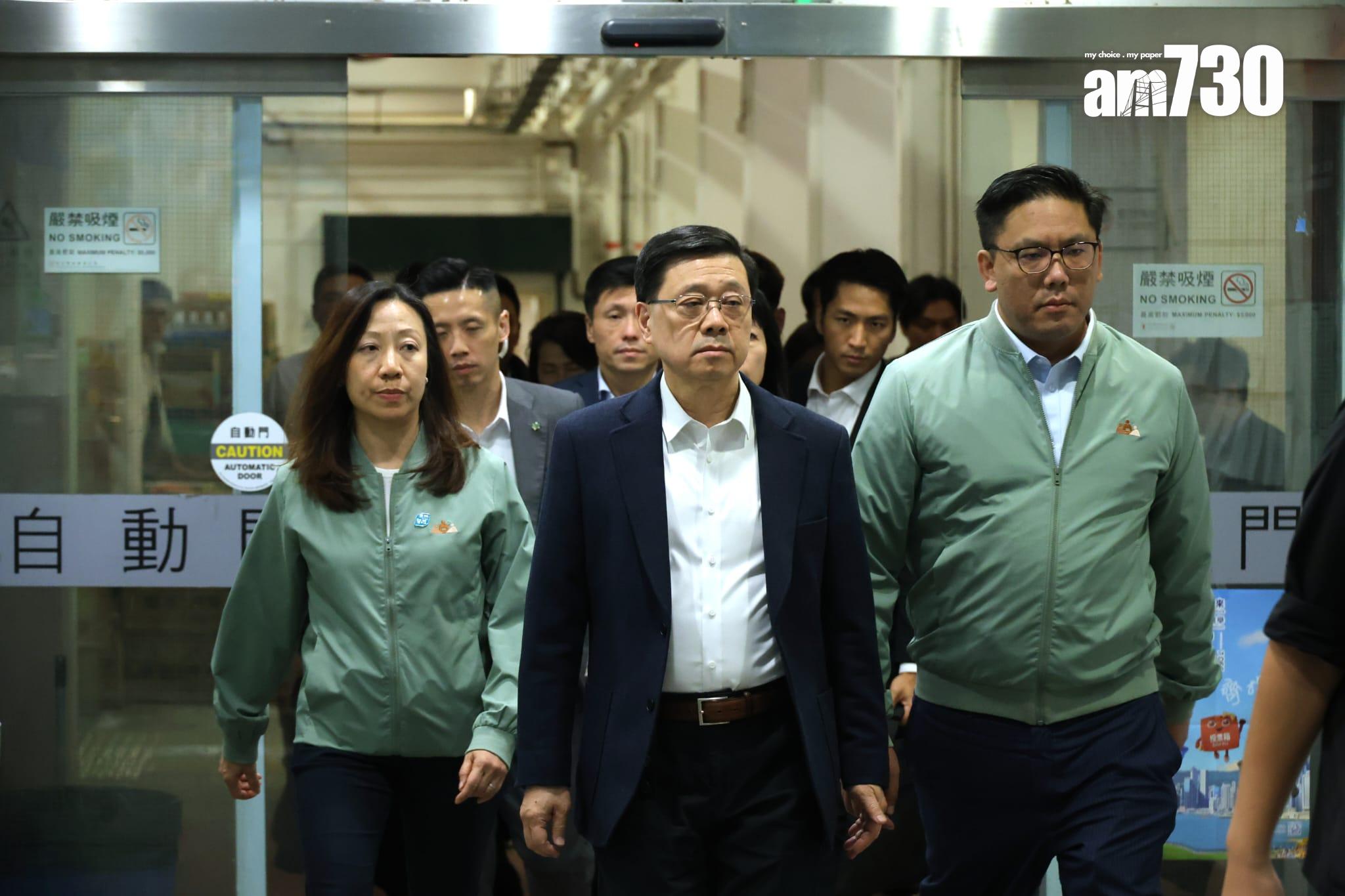 李家超到達大埔社區會堂臨時庇護中心,了解情況。(林俊源攝)