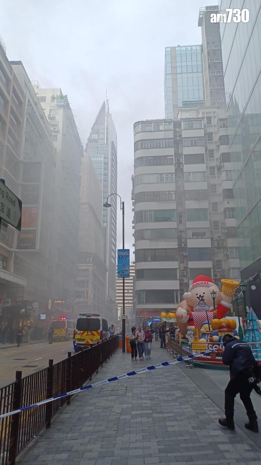 尖沙咀樂道一間泰式超市發生火警,街道上煙霧瀰漫。
