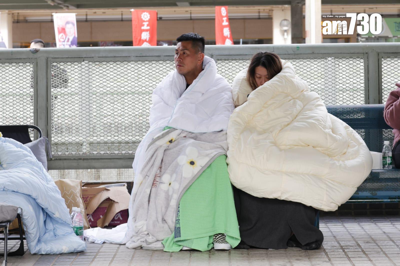 大埔宏福苑五級火|大批巿民自發深夜組人鏈運送物資。(吳康琦攝)
