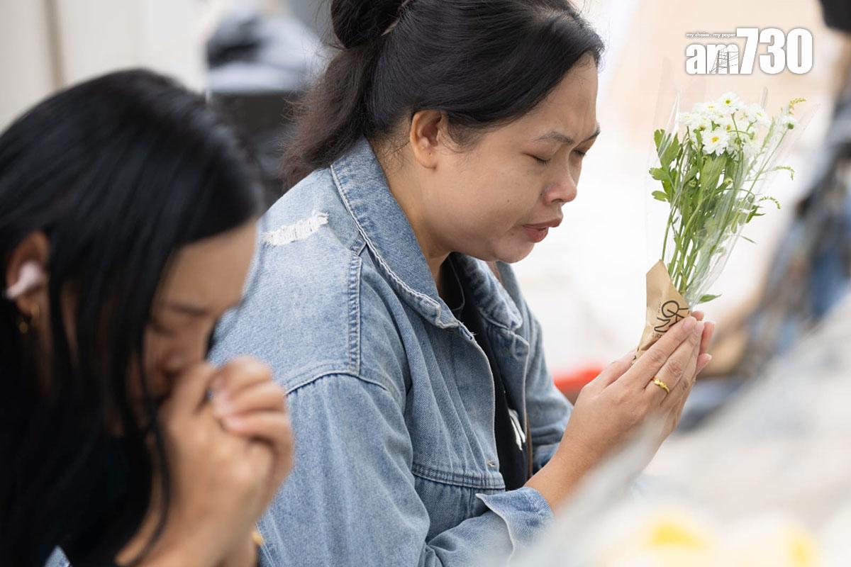 大埔宏福苑五級火發生第五日,繼續有市民到場獻花悼念。(蘇文傑攝)