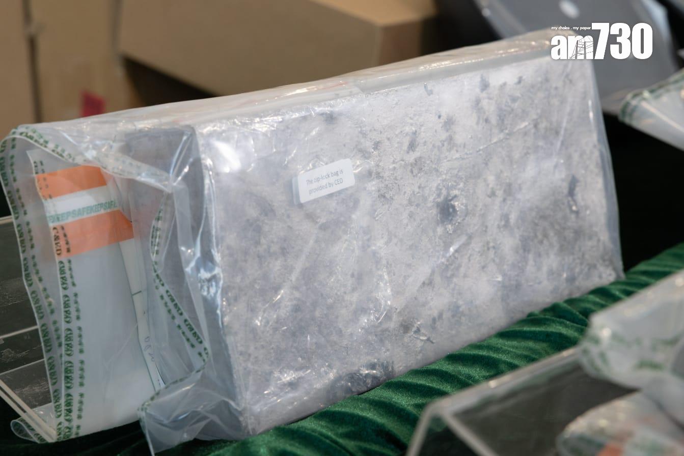 港海關在香港國際機場偵破兩宗空運走私懷疑貴金屬案件。(蘇文傑 攝)