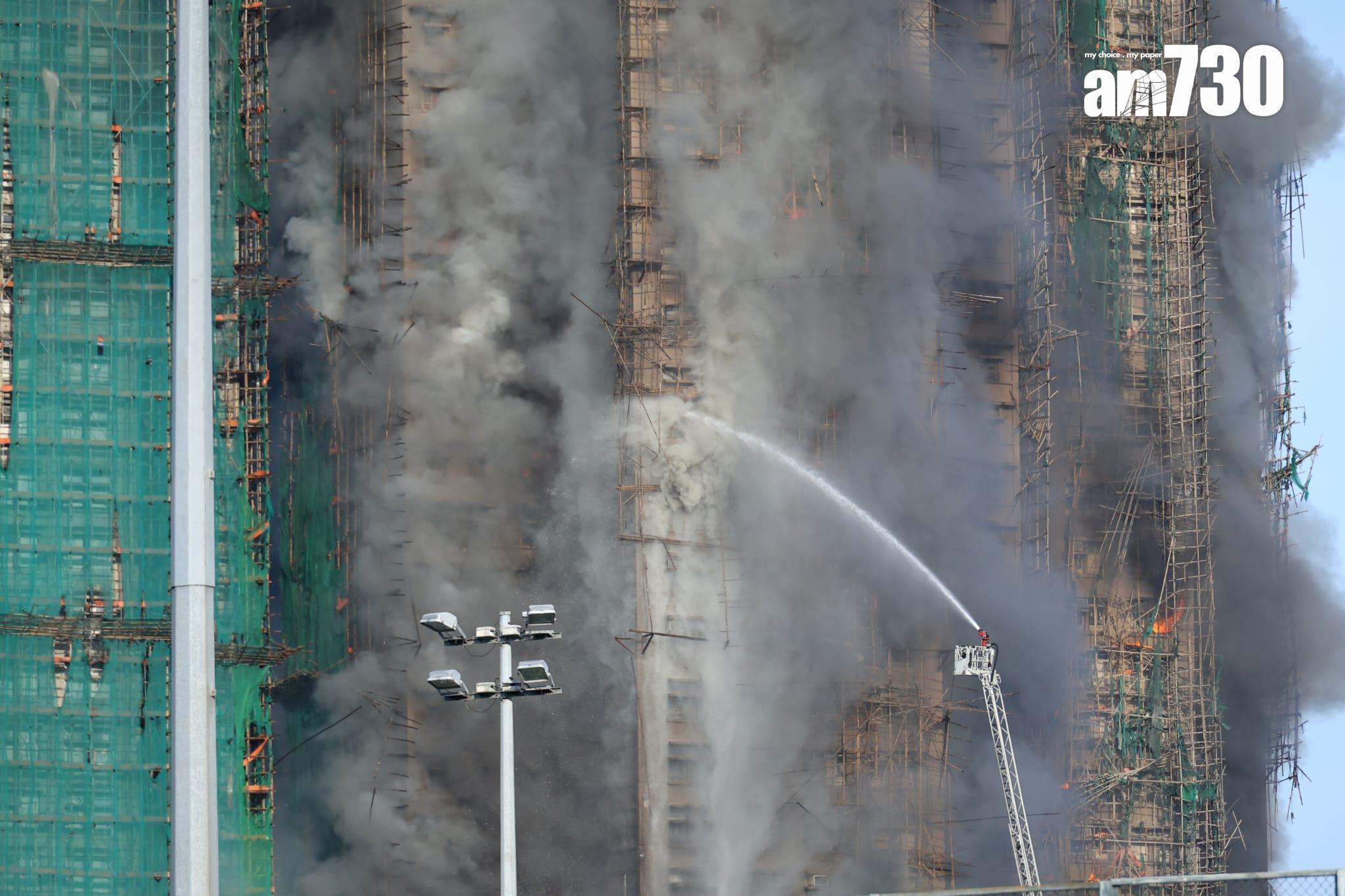 大埔宏福苑宏昌閣外牆棚架起火,消防將火警升為四級。 (林俊源攝)
