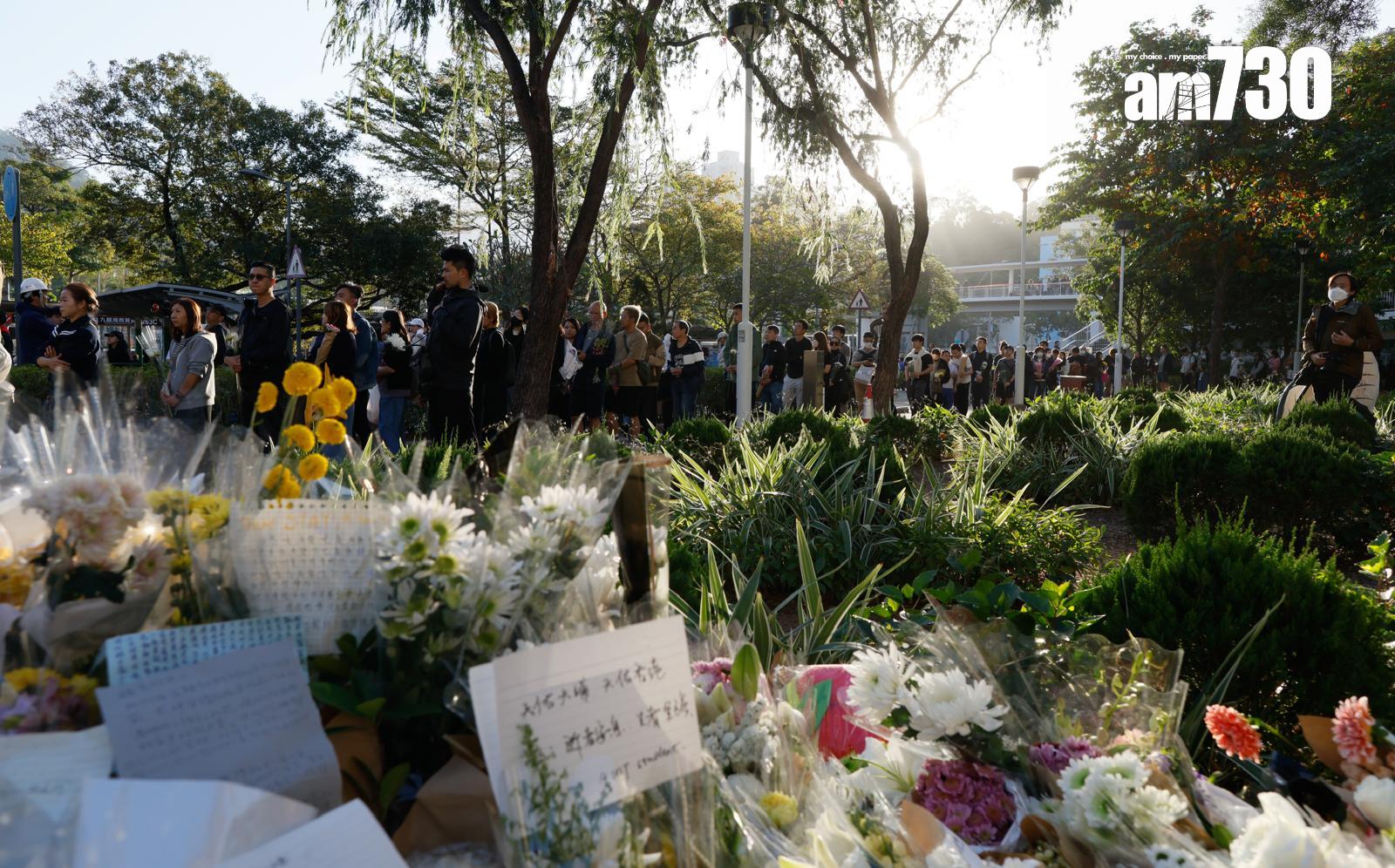 大埔宏福苑五級火,大批市民到場悼念(蘇文傑攝)