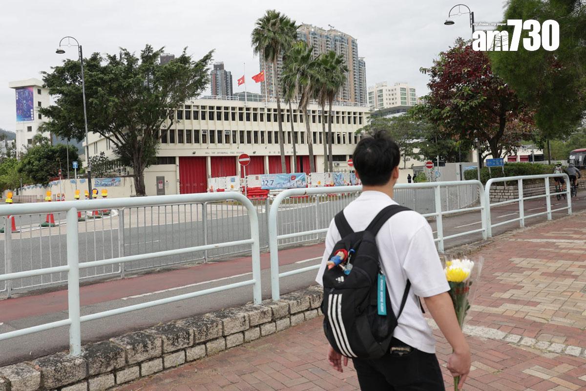 大埔宏福苑五級火期間不幸殉職的消防員何偉豪,事發第五日繼續有市民到沙田消防局獻花悼念。(吳康琦攝)