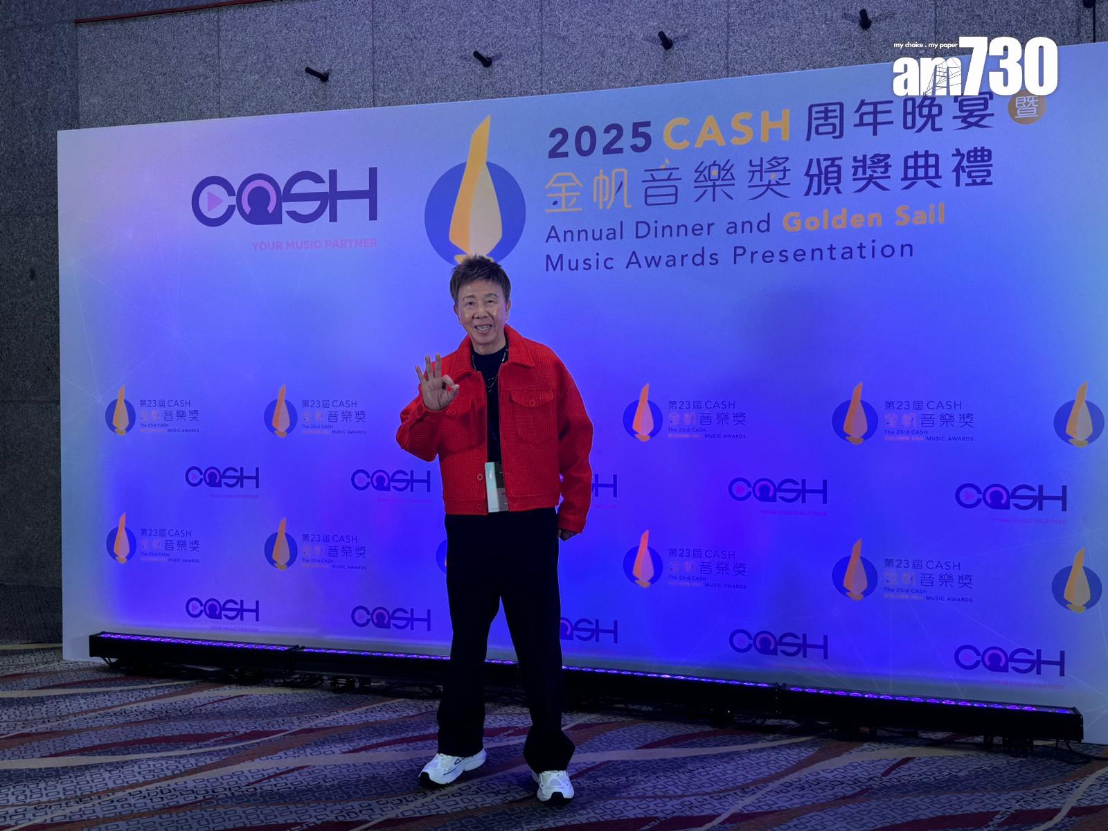 盛會舉行期間,尹光忘更新社交網。 (娛樂組攝)