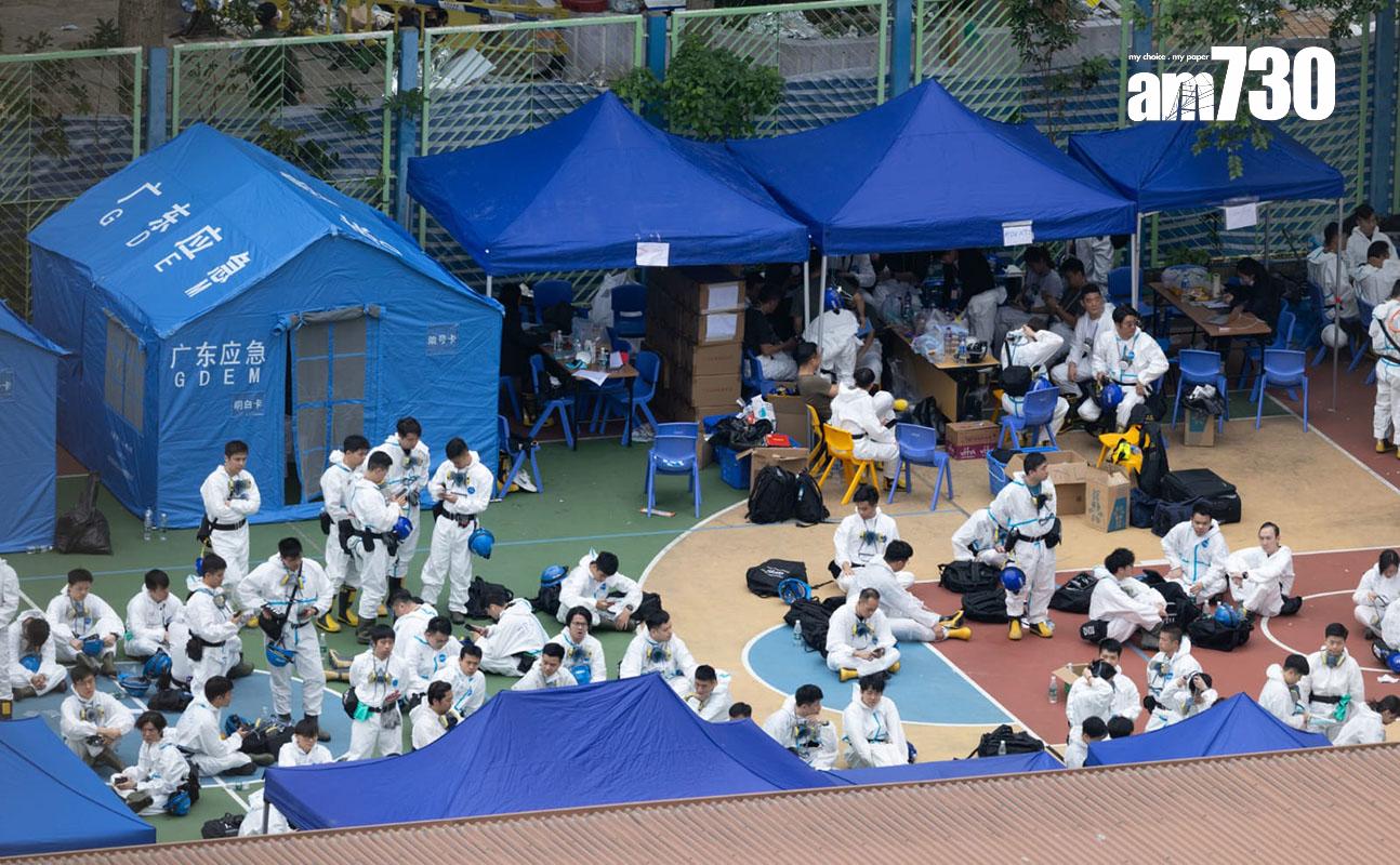 警方災難遇害者辨認組(DVIU)人員今日再進入火場搜索。(蘇文傑攝)