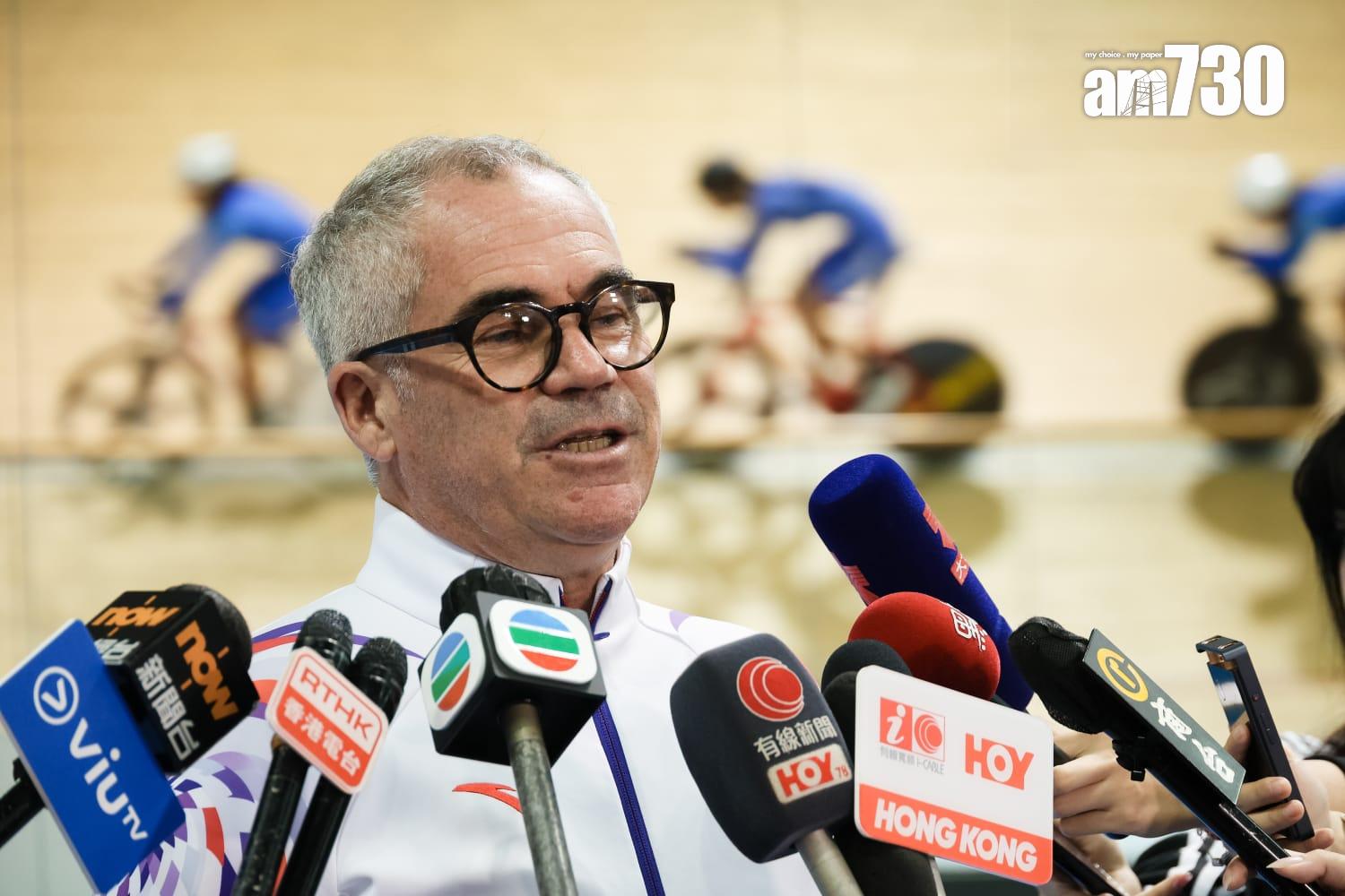 全運會場地自行車項目將於將軍澳香港單車館舉行。成功衛冕公路單車金牌的「小女車神」李思穎,將出戰女子麥迪遜賽和全能賽。港隊訓練期間,李思穎聯同總教練達海飛等全隊見傳媒。(周令知攝)