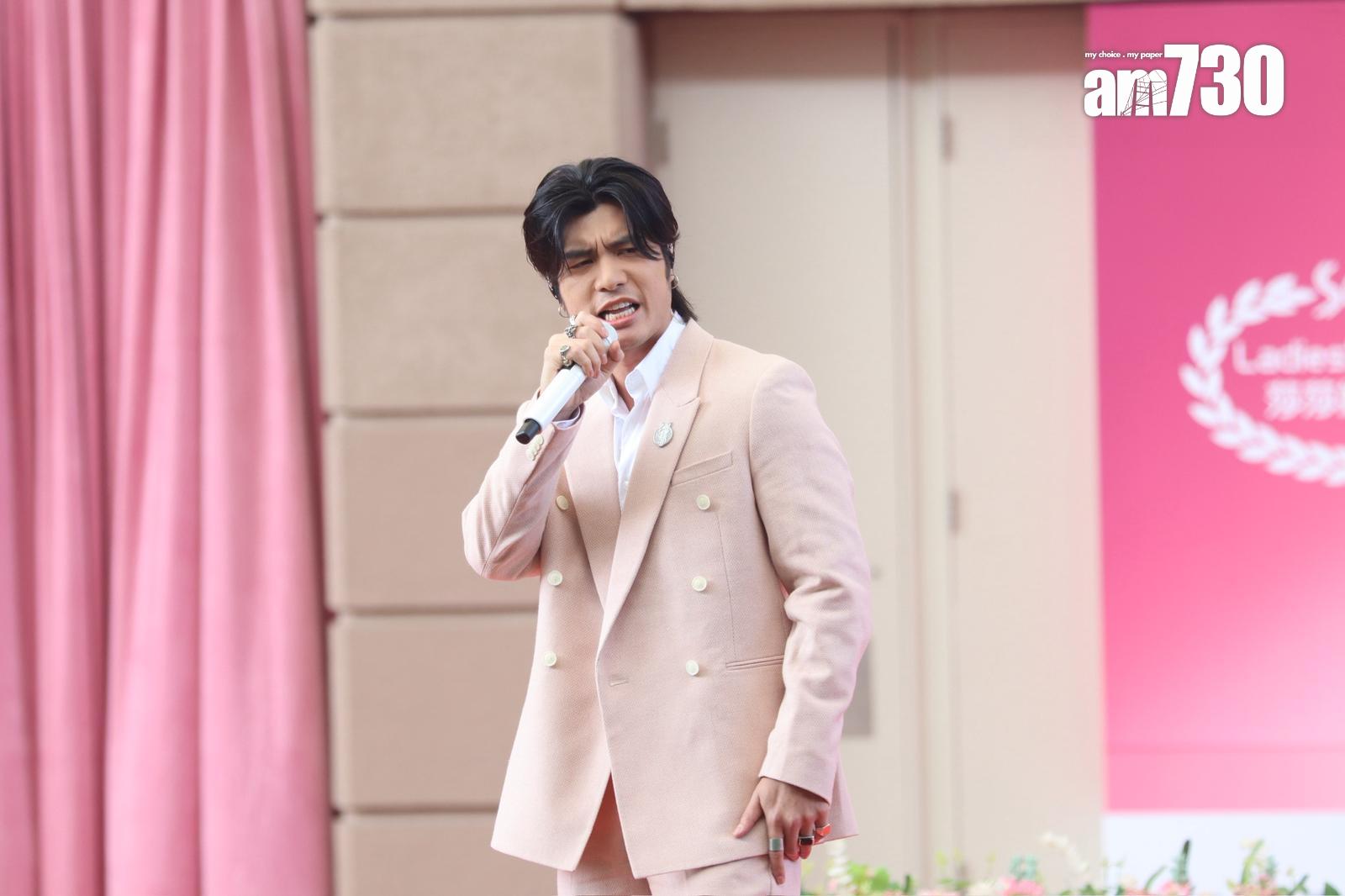 周殷廷(YT)今日現身沙田馬場出席活動唱歌。(娛樂組攝)