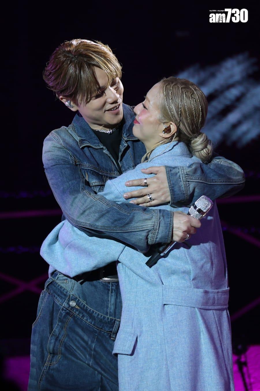 鄭秀文Sammi與張敬軒《Most Wanted 》拉闊音樂會,放提式抱抱。(林俊源攝)