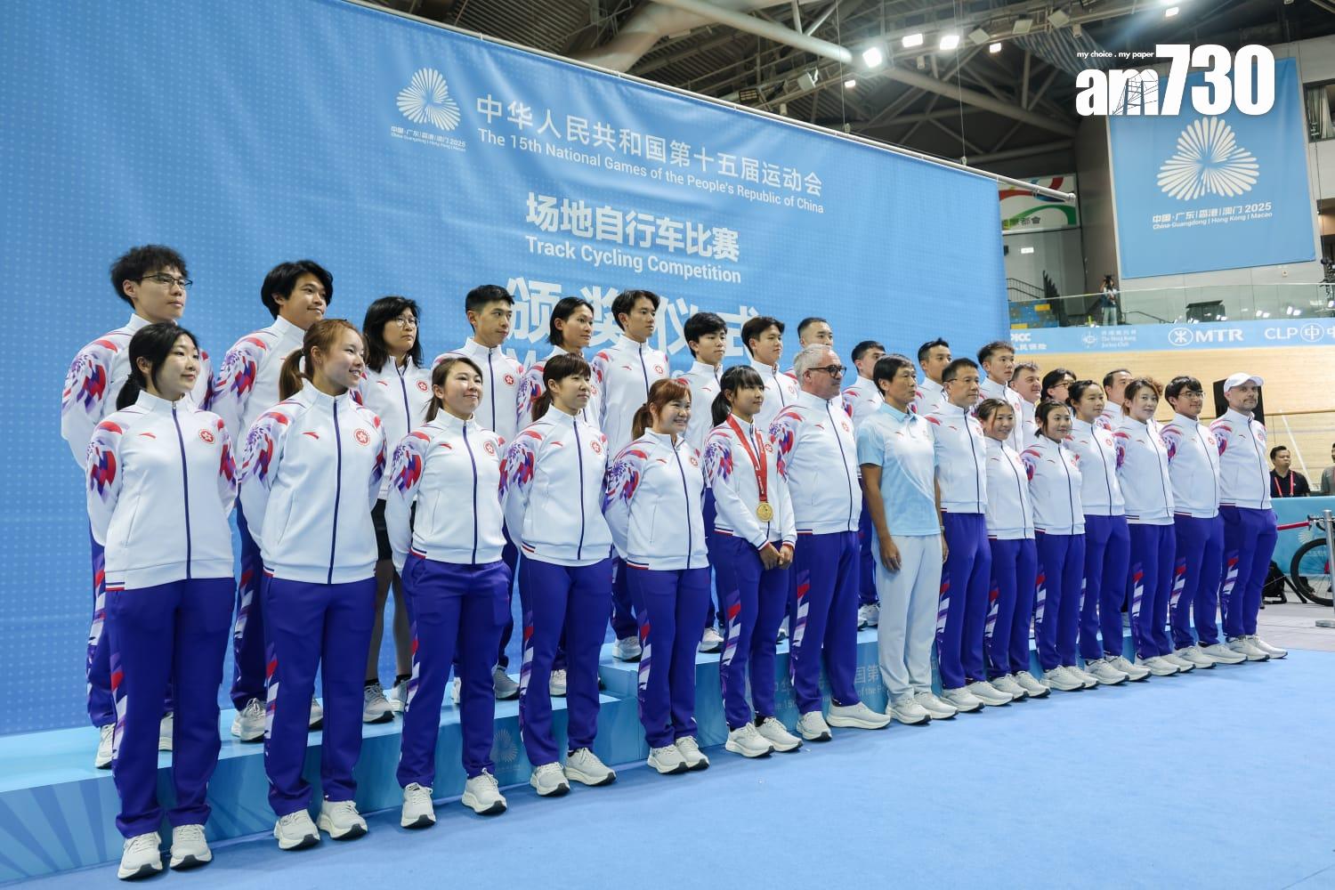 全運會場地自行車項目將於將軍澳香港單車館舉行。成功衛冕公路單車金牌的「小女車神」李思穎,將出戰女子麥迪遜賽和全能賽。港隊訓練期間,李思穎聯同總教練達海飛等全隊見傳媒。(周令知攝)