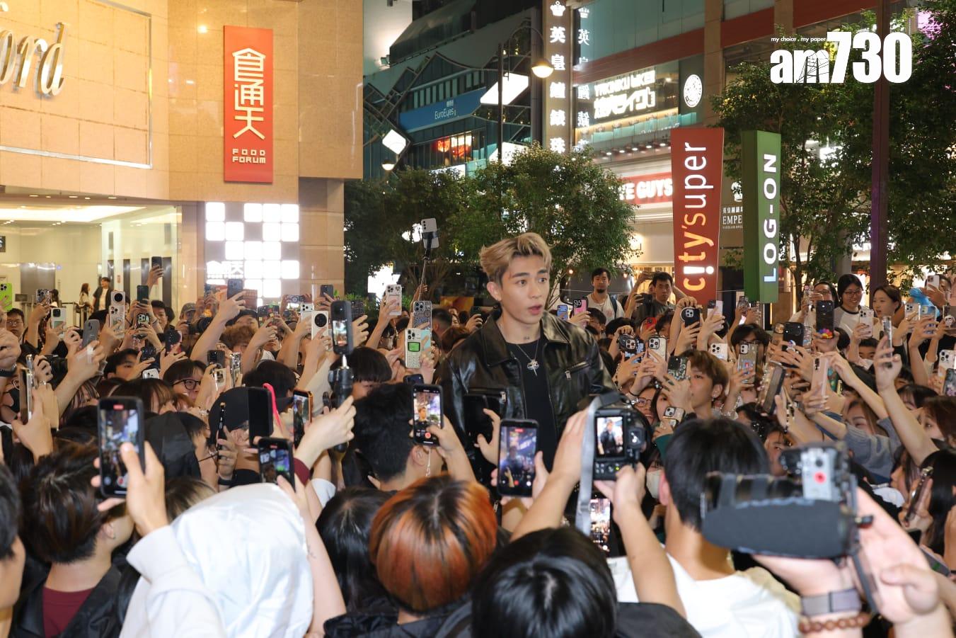 Tyson Yoshi在fans包圍下,宣布一站式專屬會員平台「HOUSE Of VILLAIN 」正式登場。(林俊源攝)