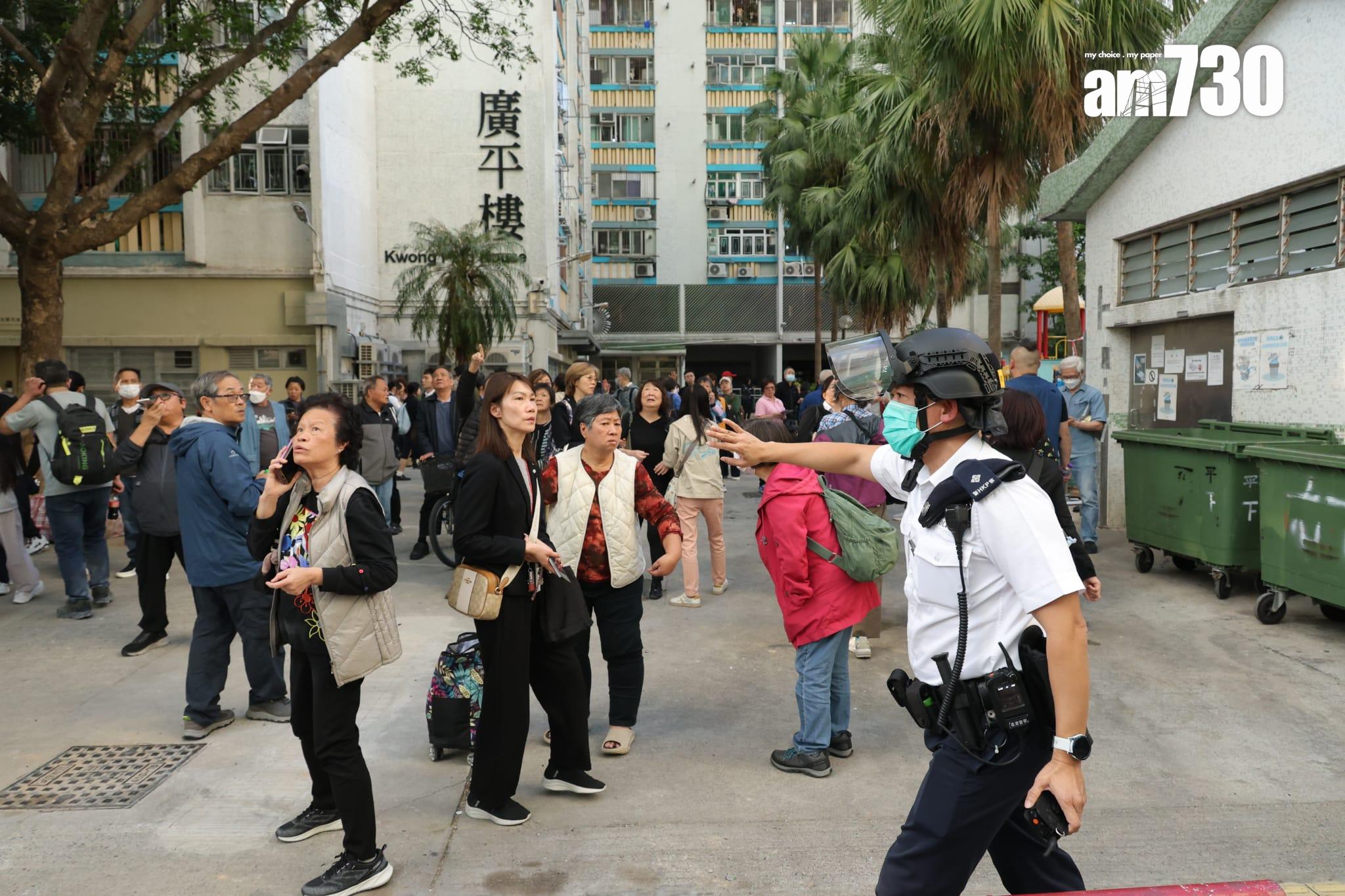 大埔宏福苑宏昌閣外牆棚架起火,消防將火警升為四級,大批居民前往安全地方暫避。 (林俊源攝)