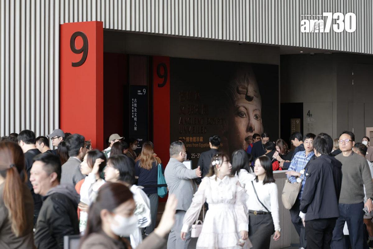 在故宮文化博物館舉行的古埃及文明大展,開放後首個周日吸引大批市民到場參觀。(吳康琦攝)