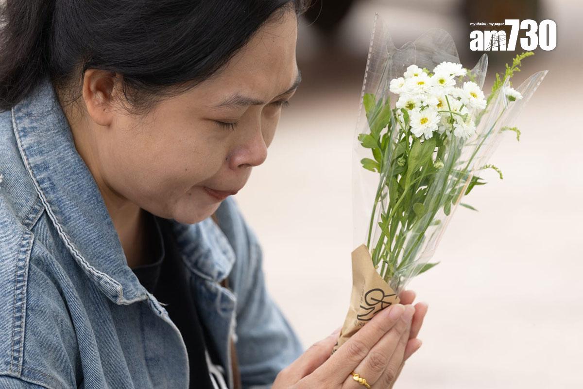 大埔宏福苑五級火發生第五日,繼續有市民到場獻花悼念。(蘇文傑攝)
