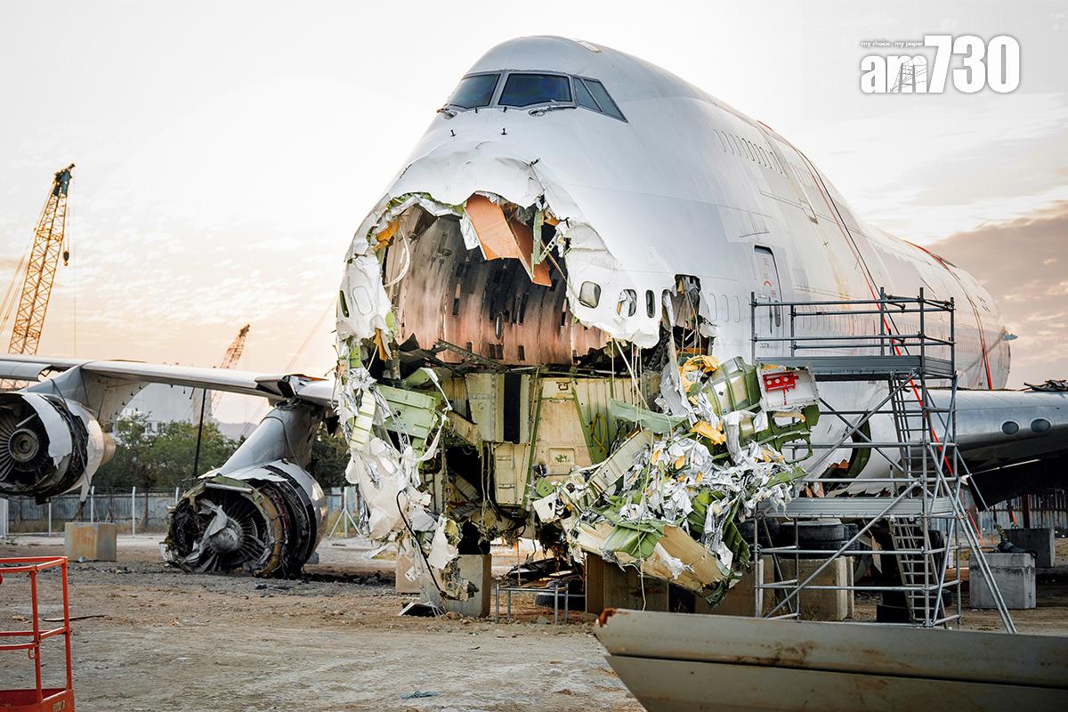 10月在香港國際機場失事的貨機,殘骸打撈後暫擺放於大嶼山倒扣灣。(中通社)